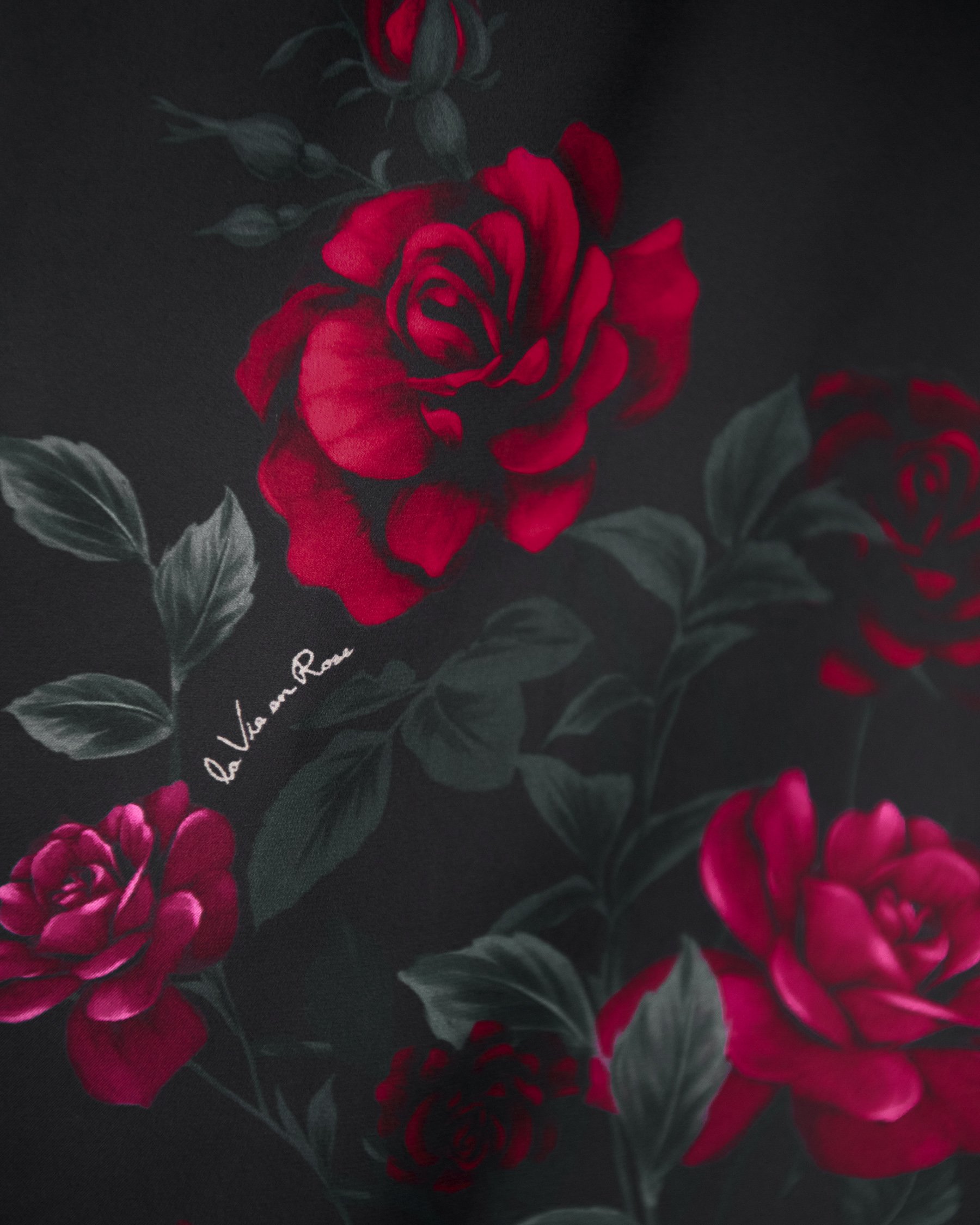 LA VIE EN ROSE Short en satin imprimé roses rouges Noir/Roses rouges 60200154 - Voir3