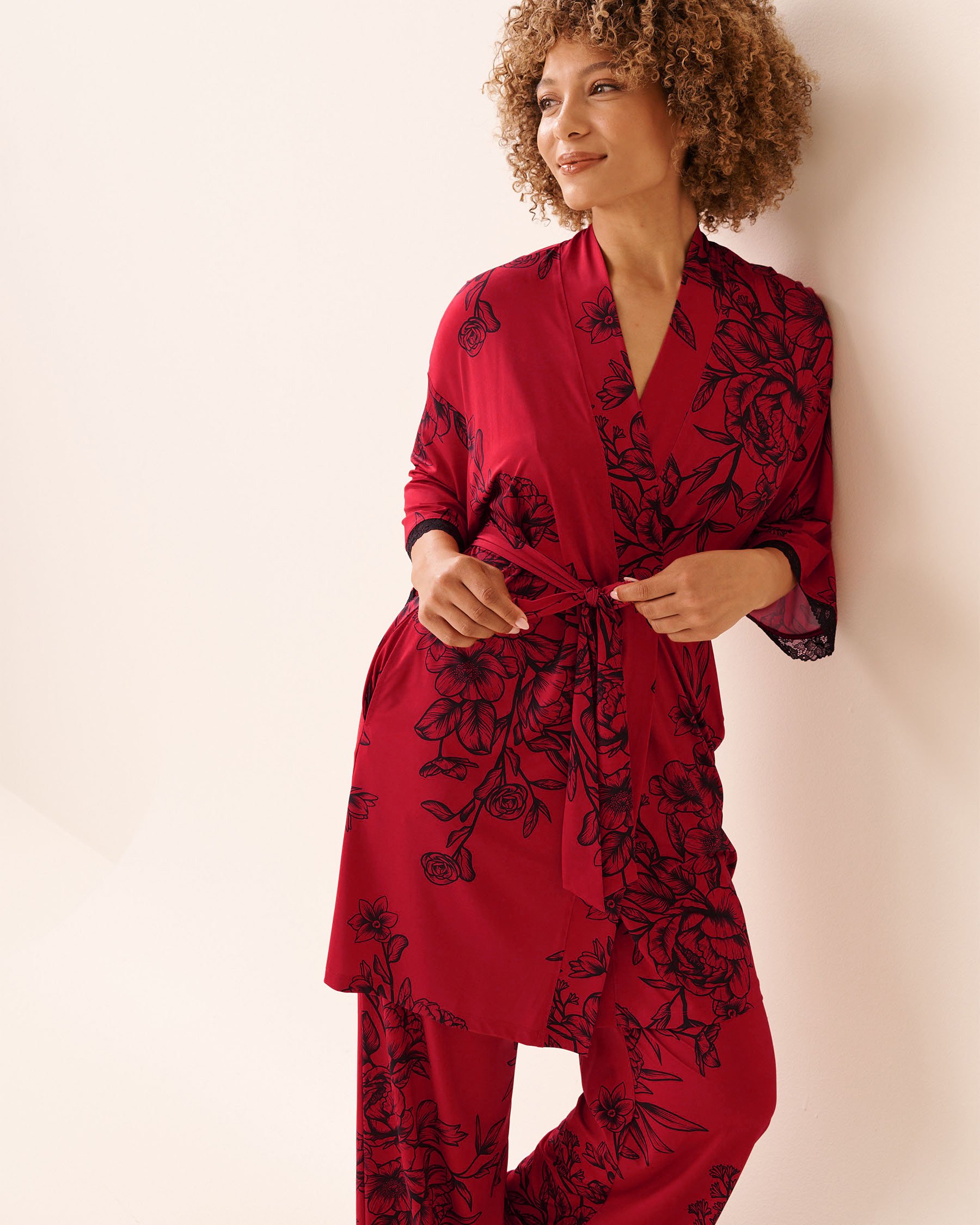 LA VIE EN ROSE Kimono bordure en dentelle en fibres recyclées fleurs rouges et noires Fleurs rouges et noires 60600109 - View5