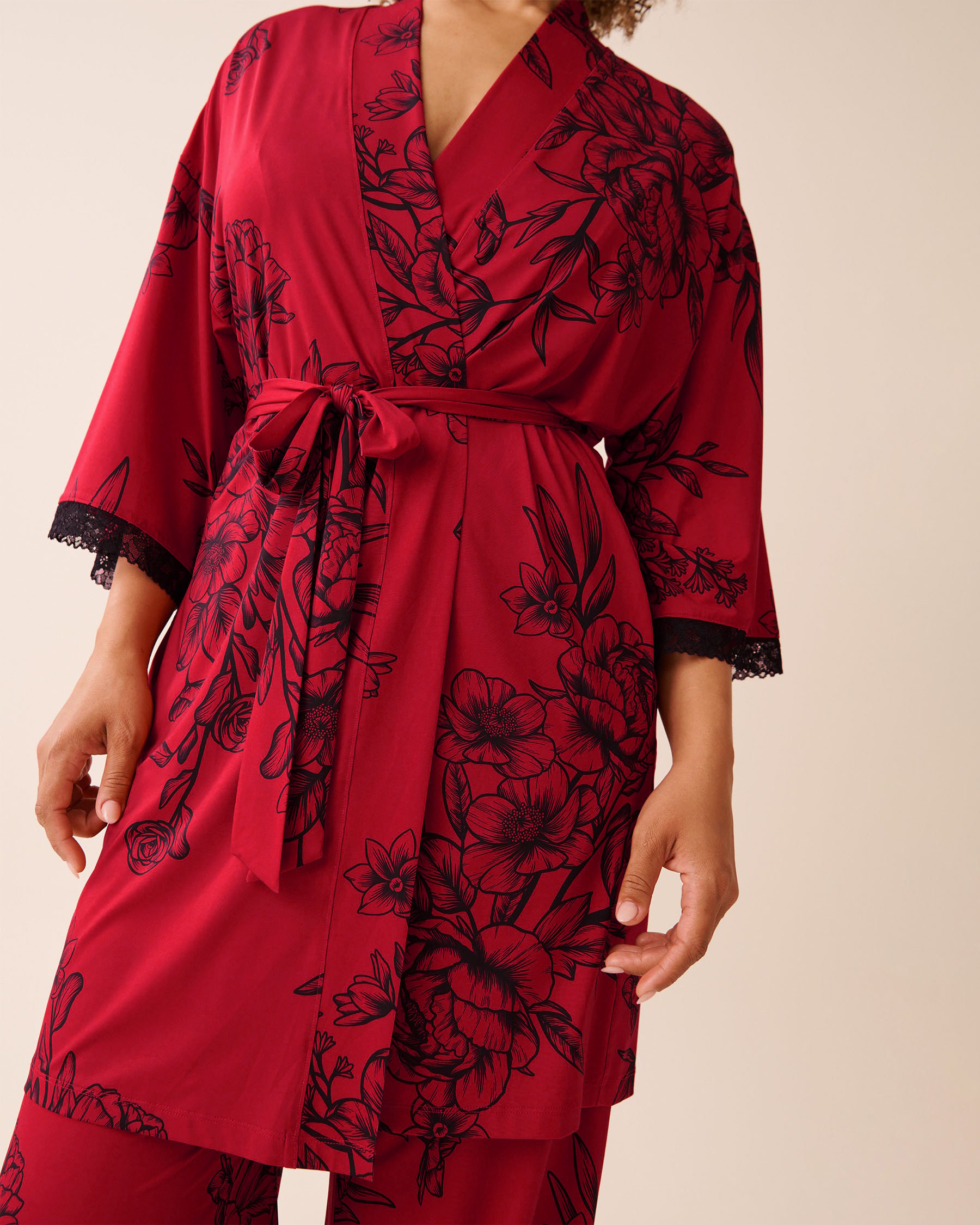 LA VIE EN ROSE Kimono bordure en dentelle en fibres recyclées fleurs rouges et noires Fleurs rouges et noires 60600109 - View7