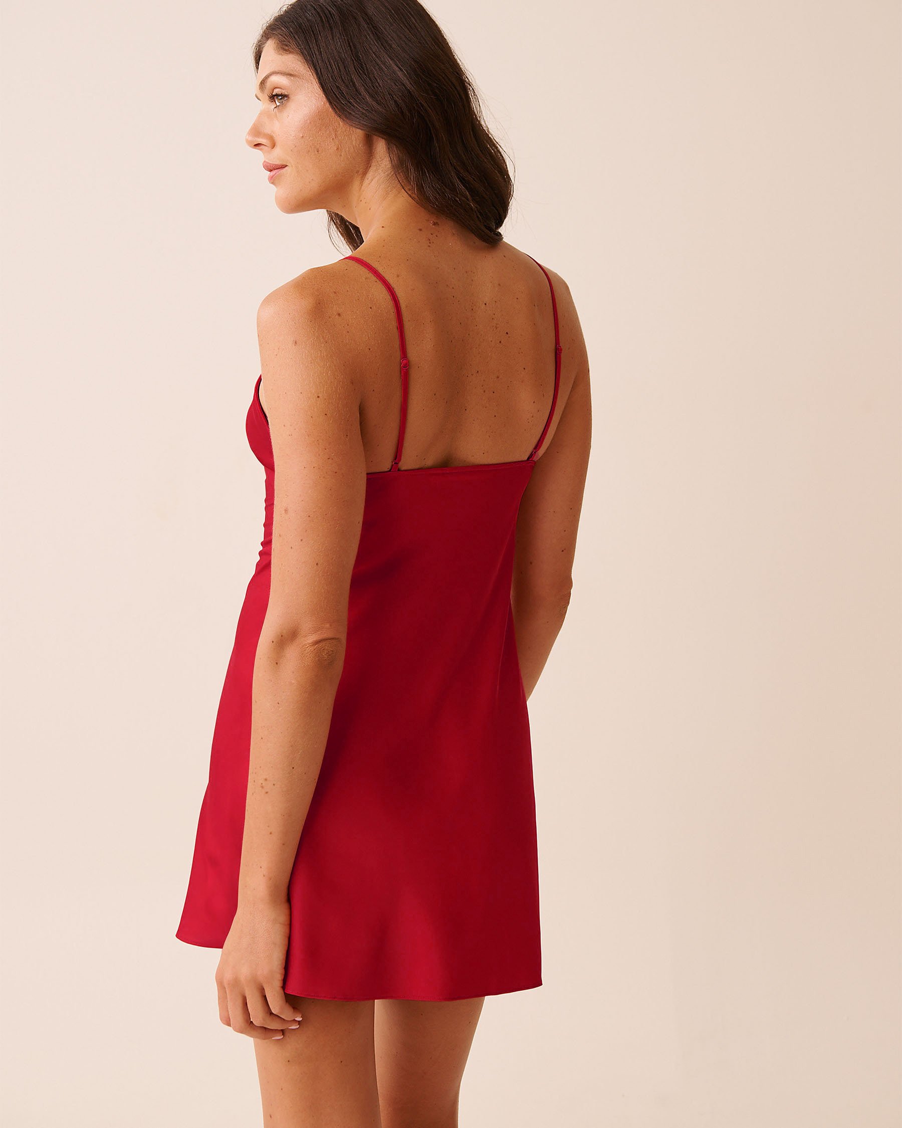 LA VIE EN ROSE Nuisette en satin à nœud et découpe Rouge joyeux 60500212 - Voir2