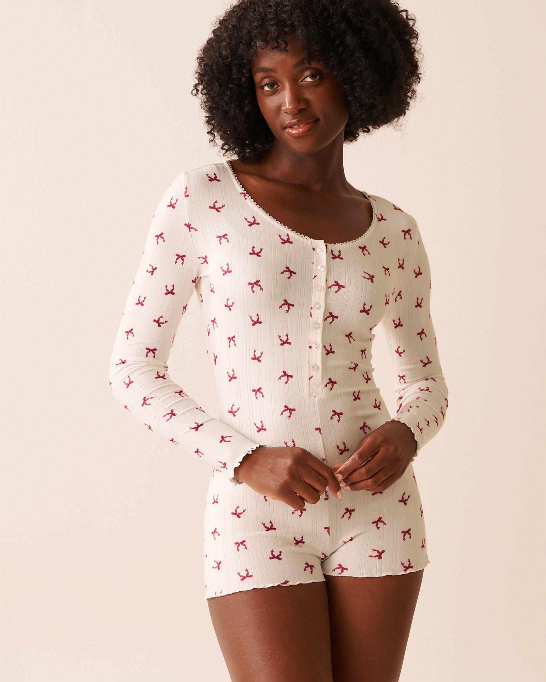 LA VIE EN ROSE Combishort manches longues en pointelle imprimé nœuds rouges Blanc/Nœuds rouges 40300061 - Voir1