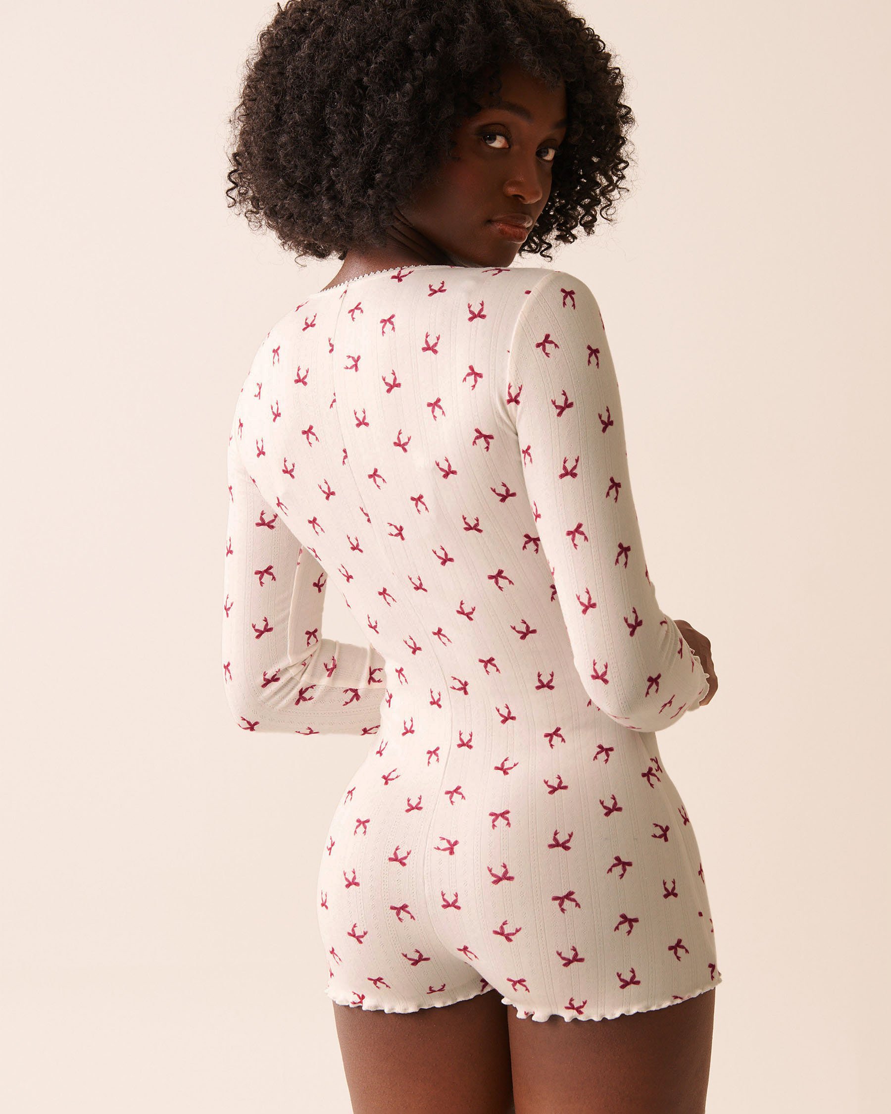LA VIE EN ROSE Combishort manches longues en pointelle imprimé nœuds rouges Blanc/Nœuds rouges 40300061 - Voir2