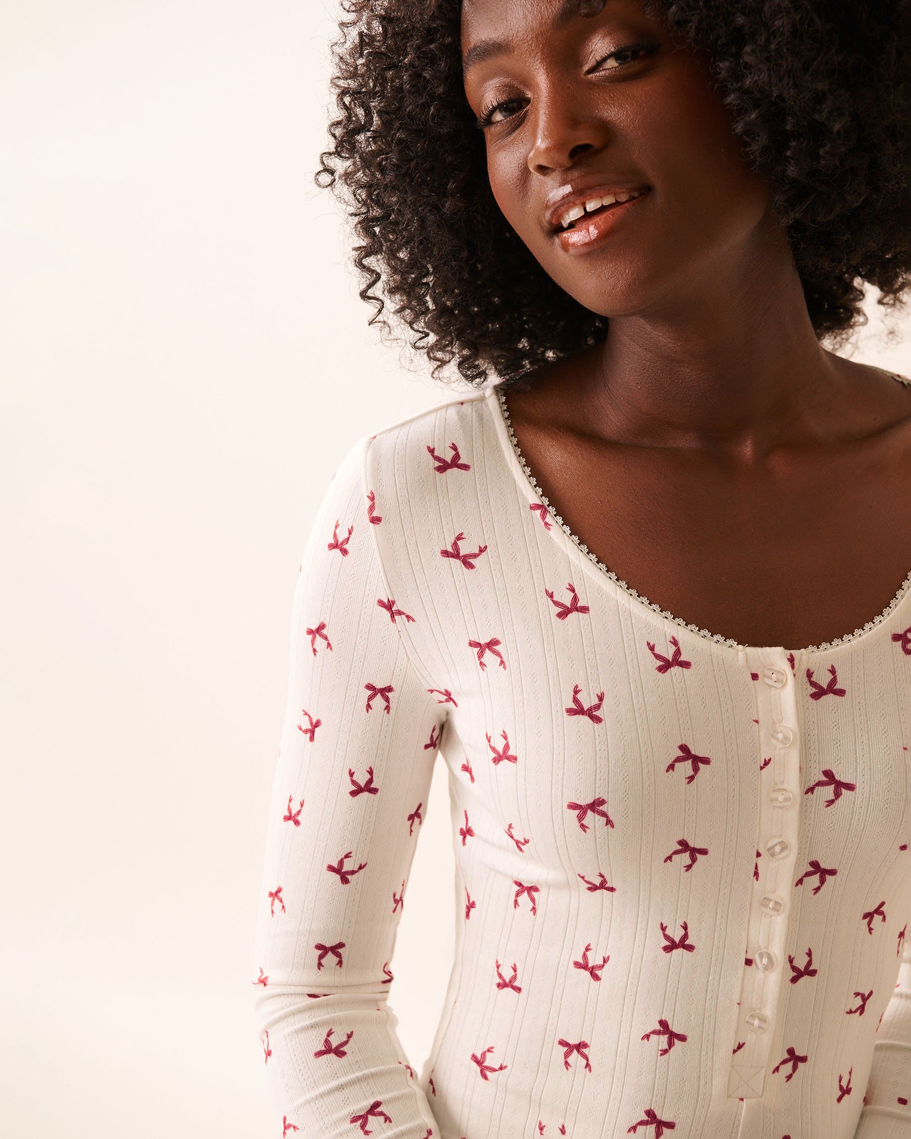 LA VIE EN ROSE Combishort manches longues en pointelle imprimé nœuds rouges Blanc/Nœuds rouges 40300061 - Voir3