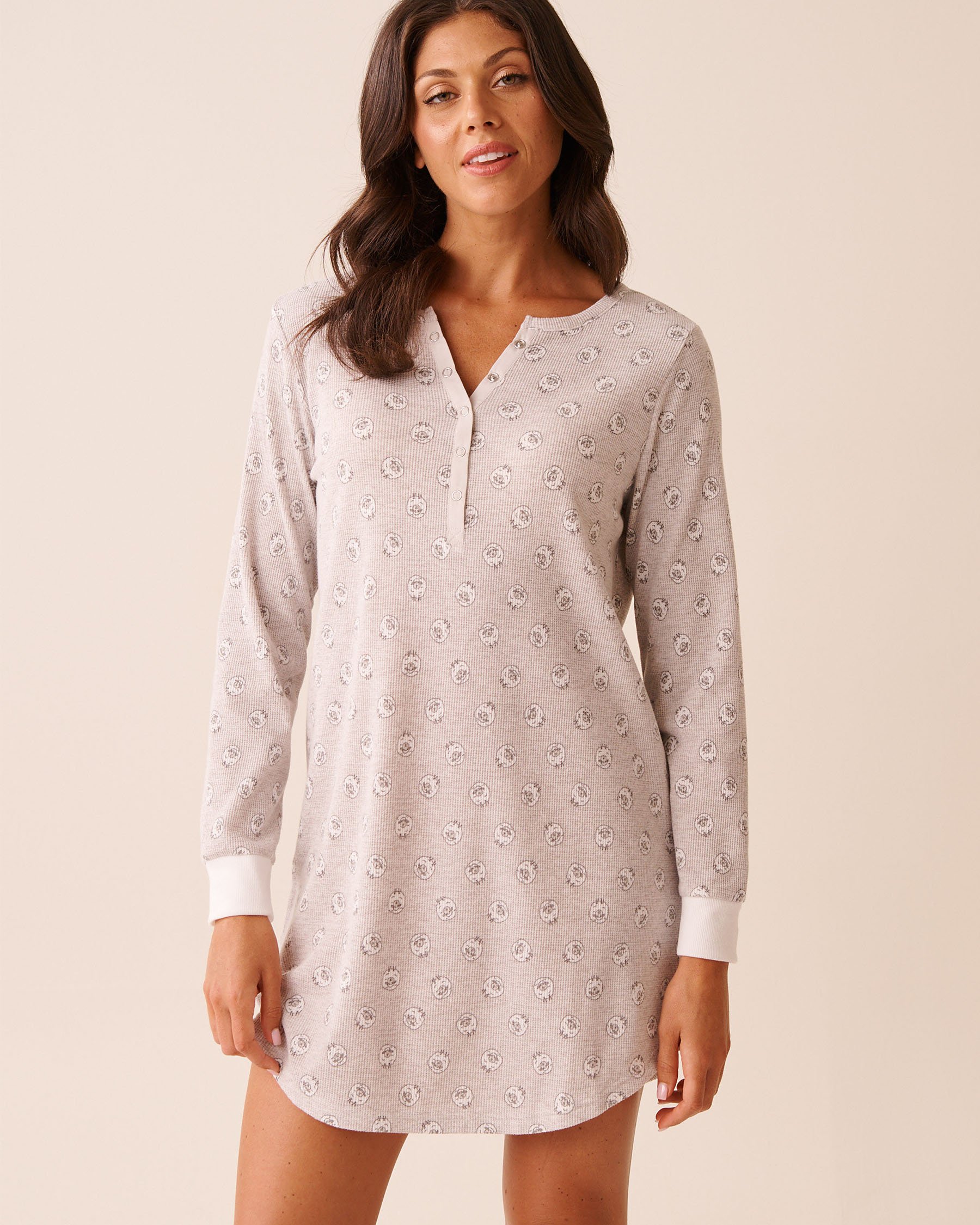 LA VIE EN ROSE Chemise de nuit en tricot gaufré imprimé mouton Gris pâle/Moutons 40500458 - Voir1