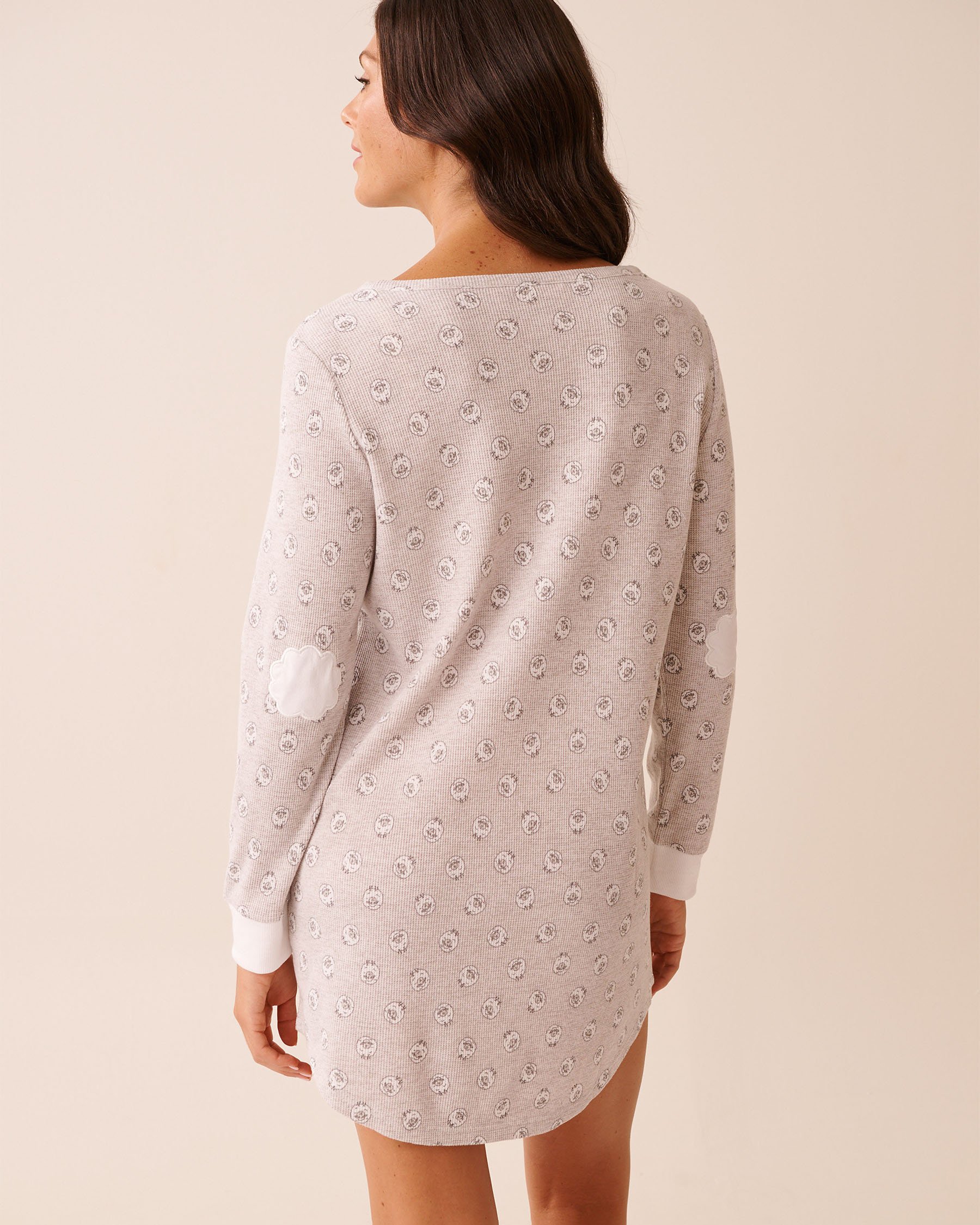 LA VIE EN ROSE Chemise de nuit en tricot gaufré imprimé mouton Gris pâle/Moutons 40500458 - Voir2