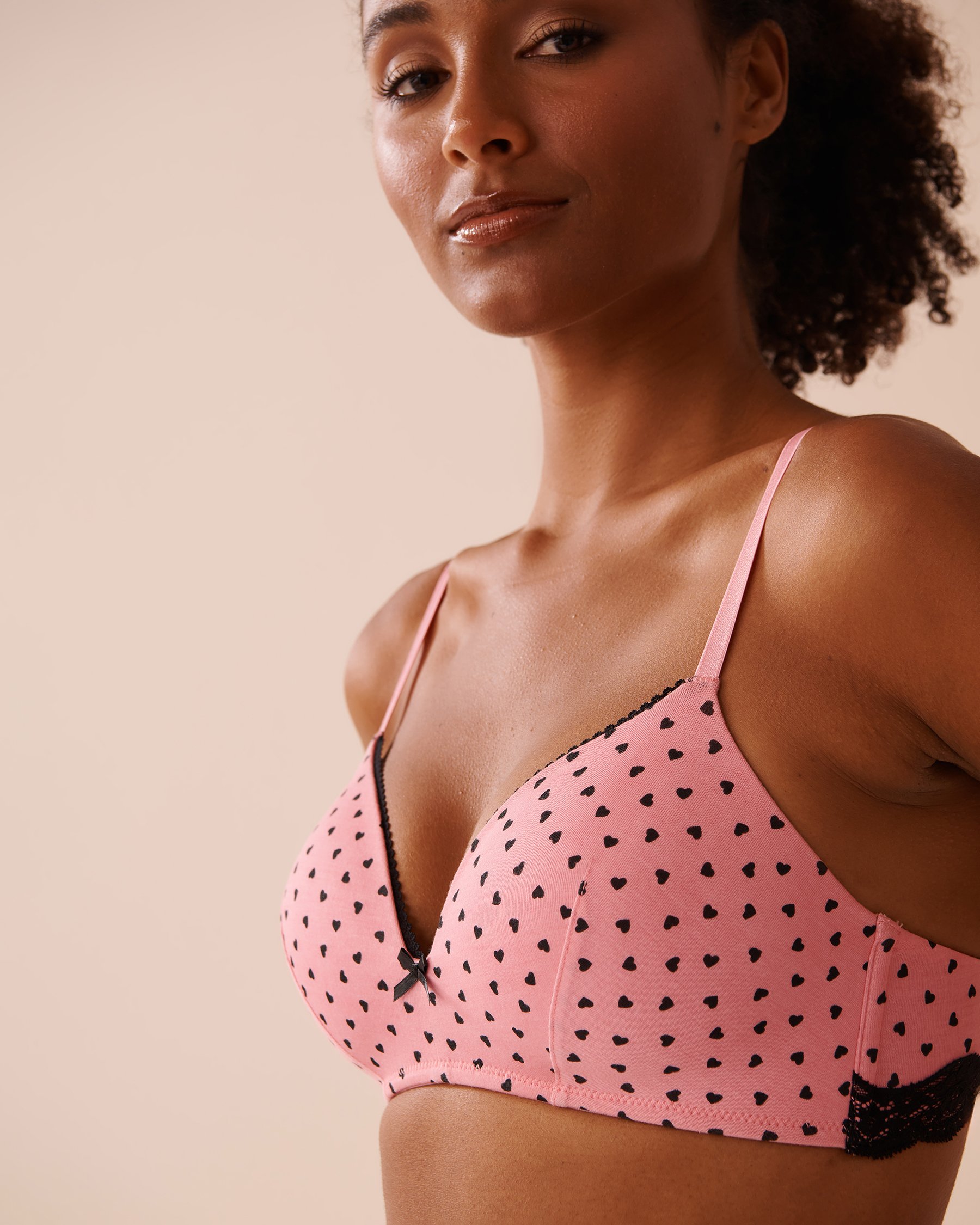 LA VIE EN ROSE Lightly Lined Wireless Modal and Lace Bra Pink/Black Hearts 10200453 - View3