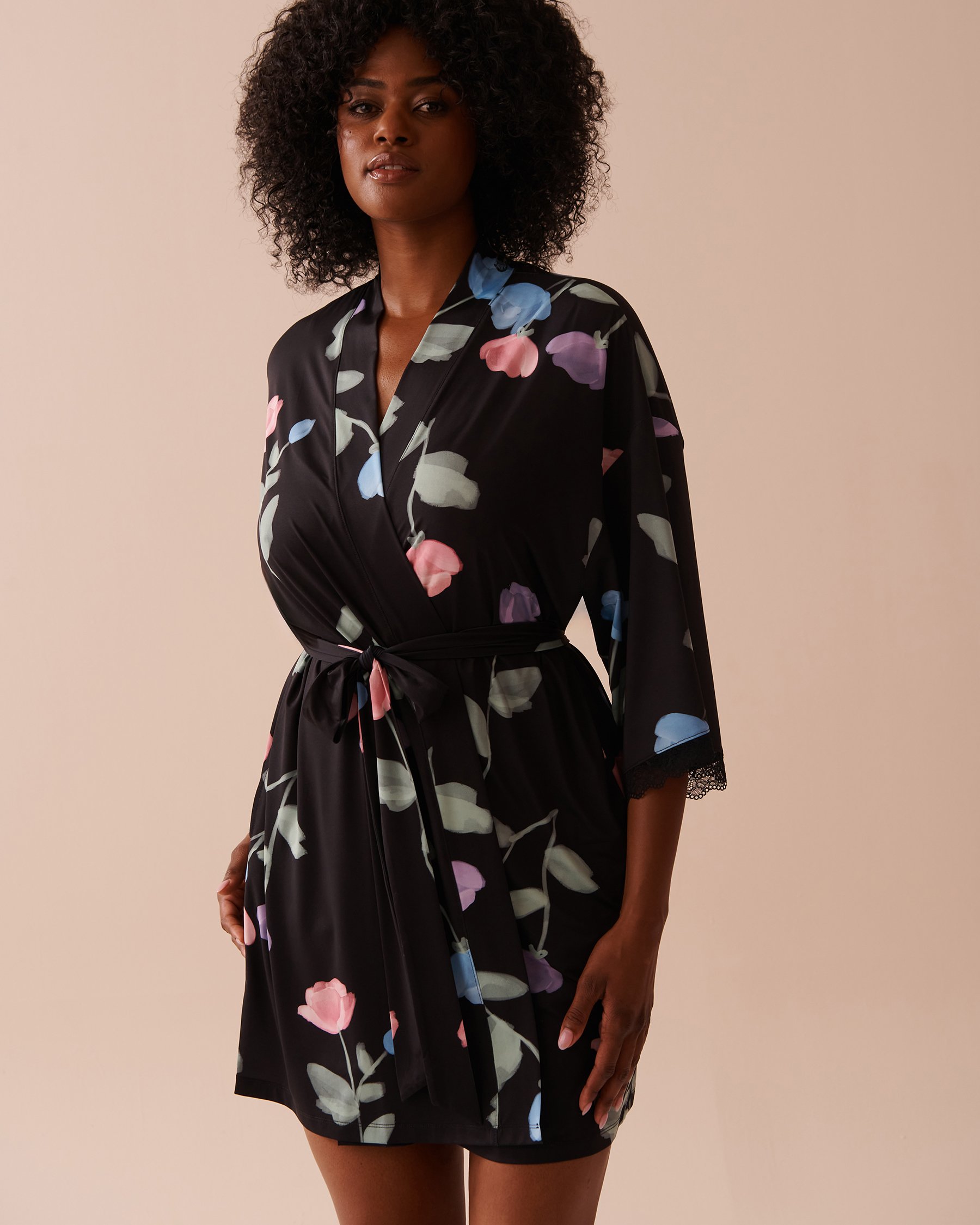 LA VIE EN ROSE Recycled Fibers Tulip Print Lace Trim Kimono Black/Pastel Tulips 60600086 - View1