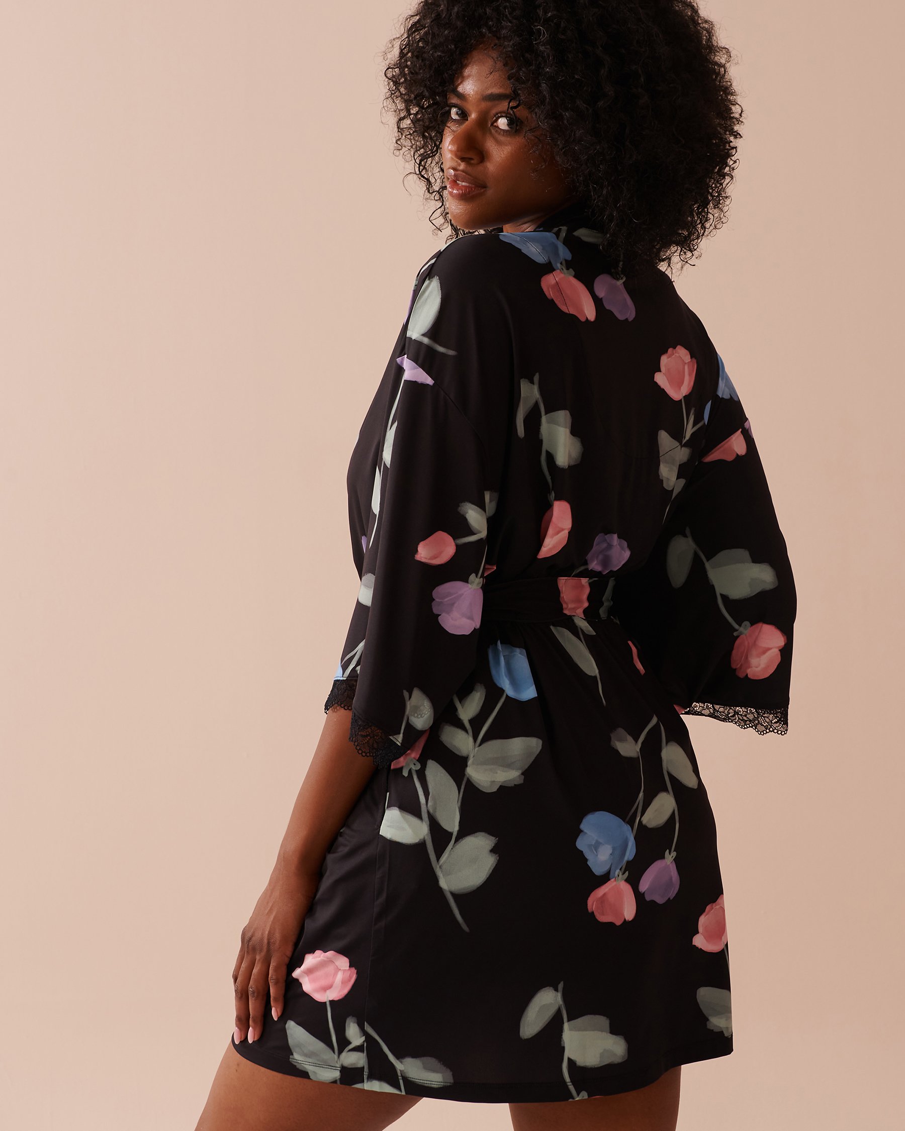 LA VIE EN ROSE Recycled Fibers Tulip Print Lace Trim Kimono Black/Pastel Tulips 60600086 - View2