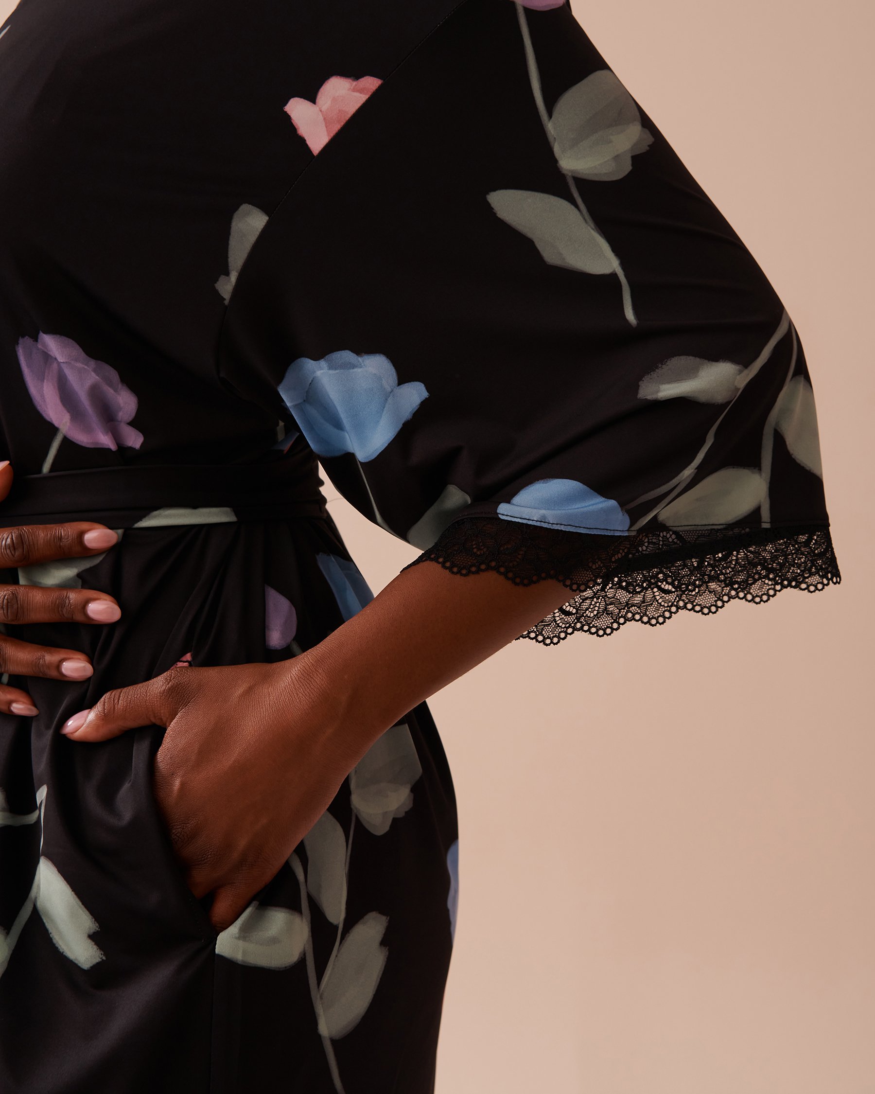 LA VIE EN ROSE Recycled Fibers Tulip Print Lace Trim Kimono Black/Pastel Tulips 60600086 - View3