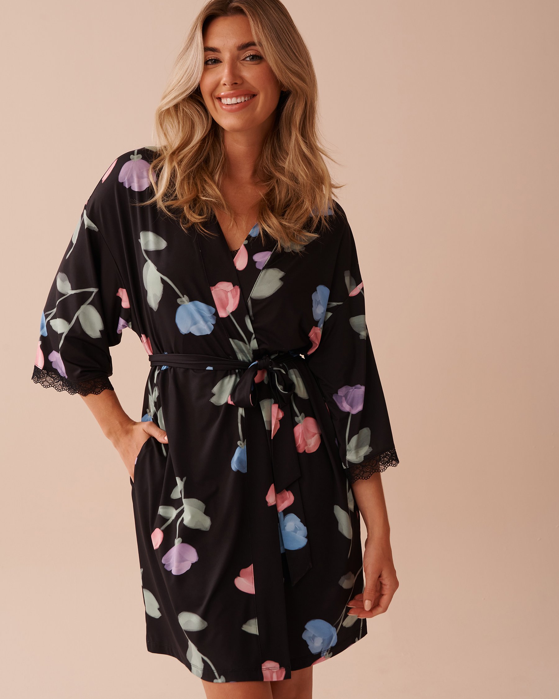 LA VIE EN ROSE Recycled Fibers Tulip Print Lace Trim Kimono Black/Pastel Tulips 60600086 - View6