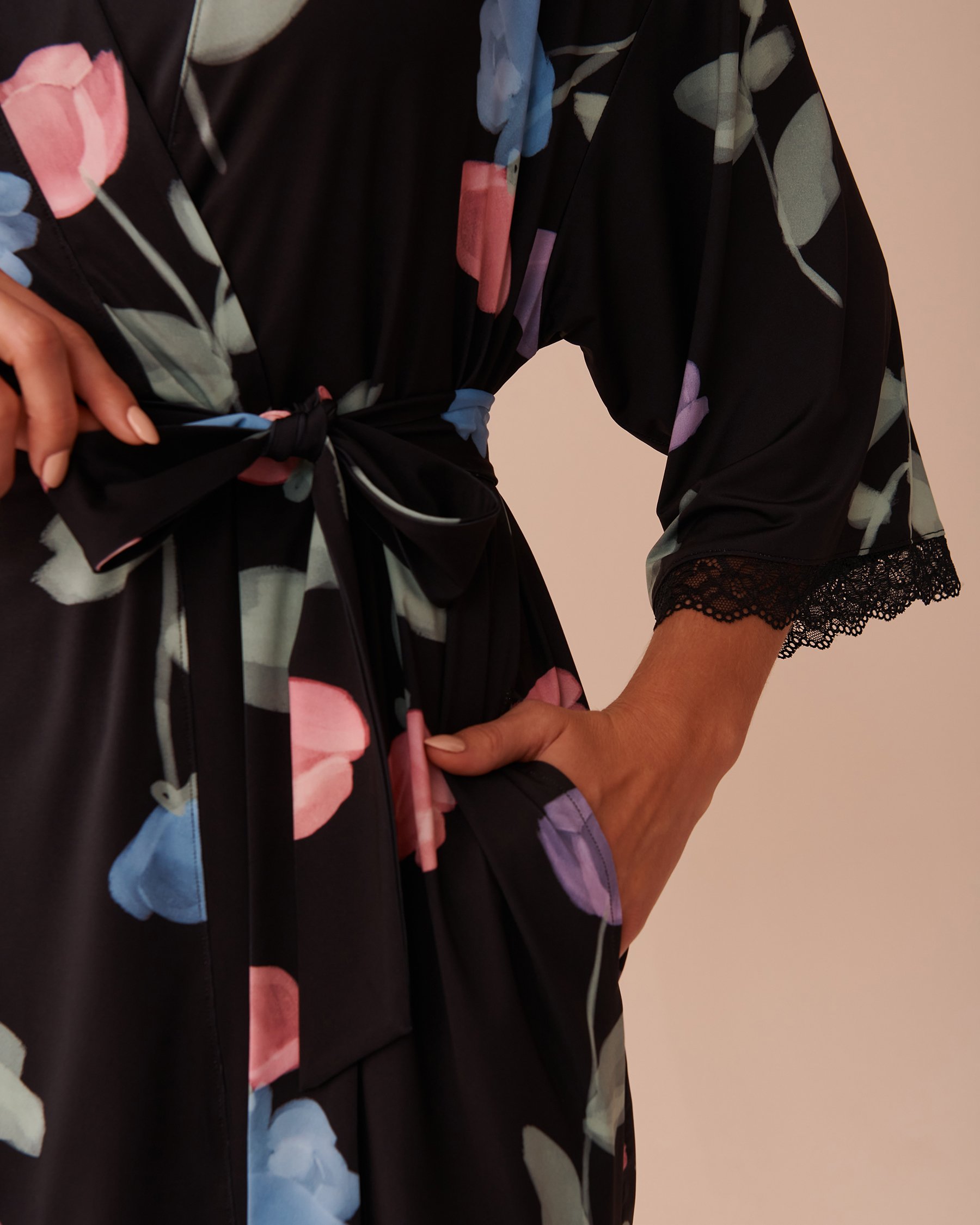 LA VIE EN ROSE Recycled Fibers Tulip Print Lace Trim Kimono Black/Pastel Tulips 60600086 - View8