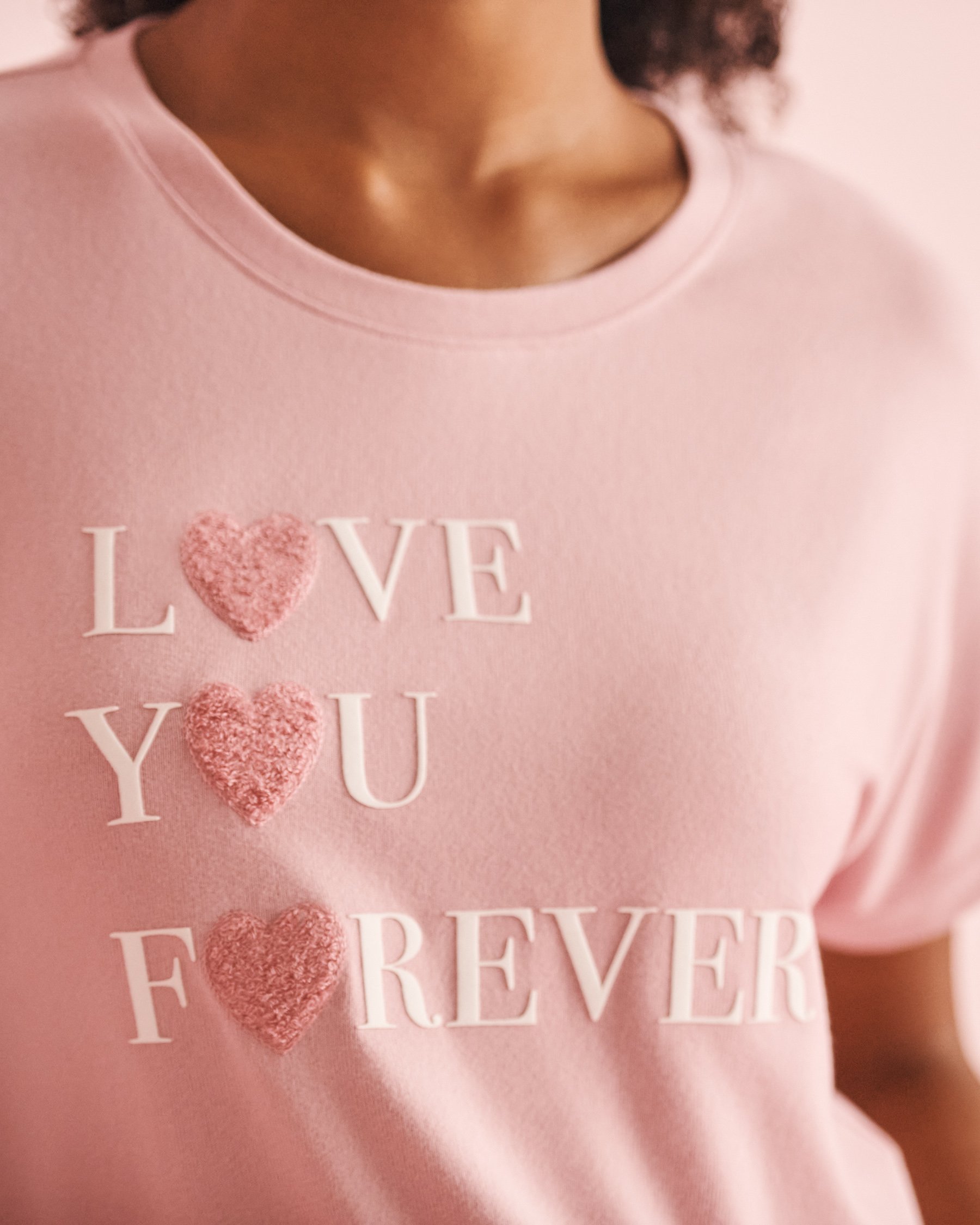 LA VIE EN ROSE Heart and Letter Print Recycled Fibers Crew Neck T-shirt Blushing Pink 40100673 - View4