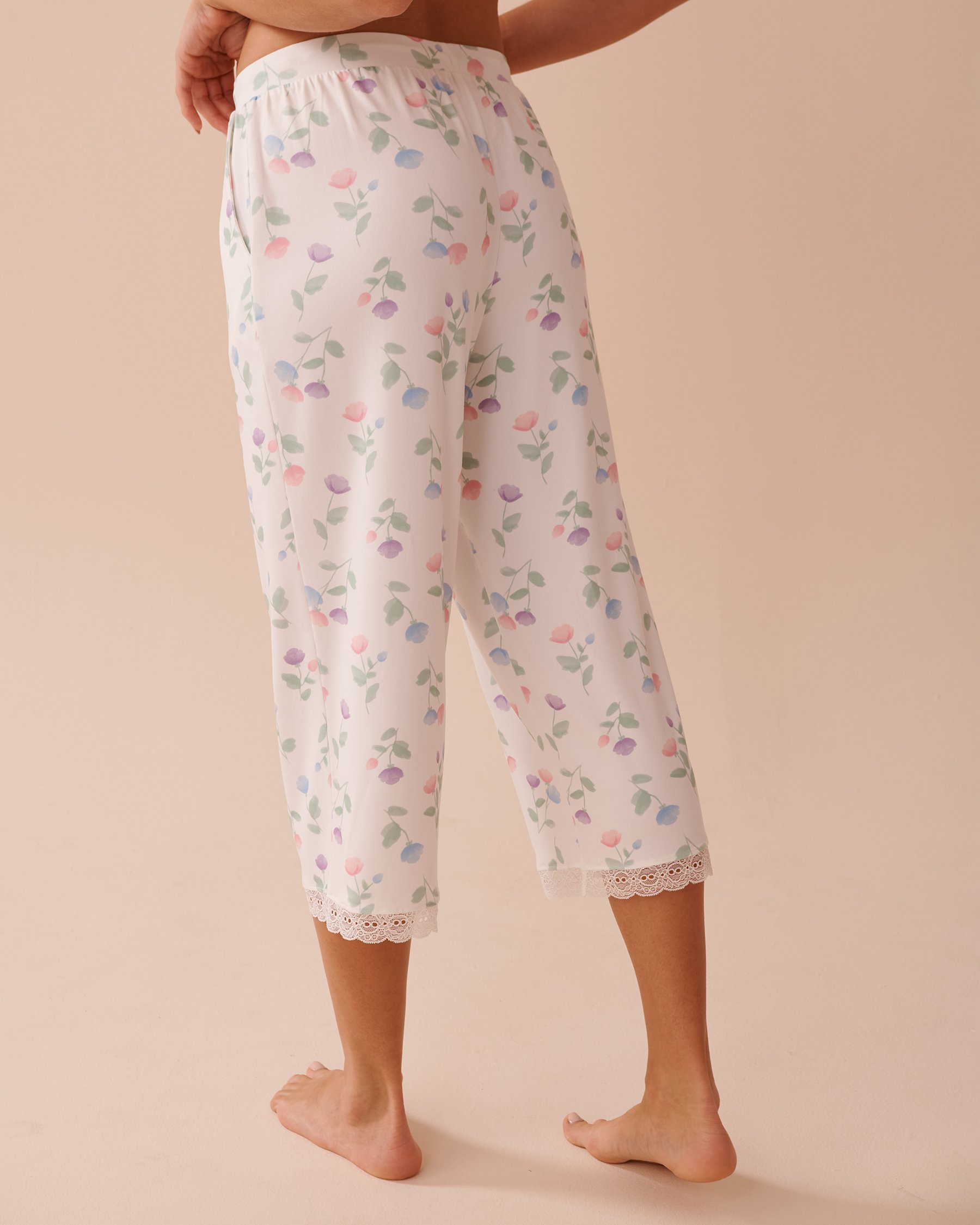 LA VIE EN ROSE Tulip Print Super Soft Capris White/Pastel Tulips 40200673 - View2