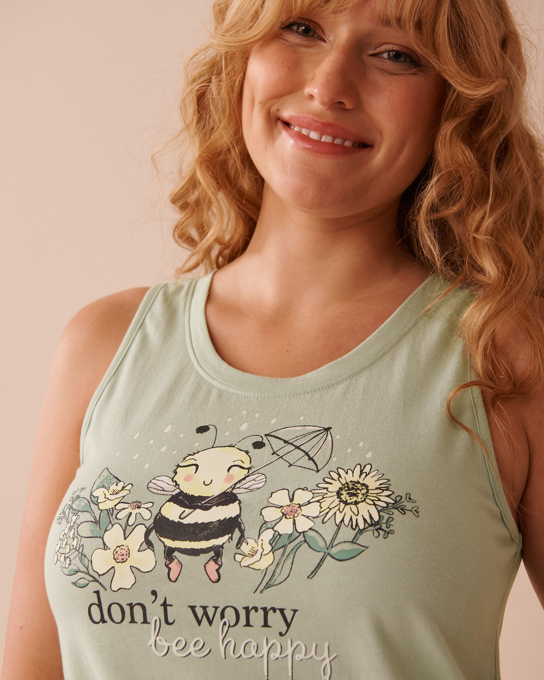 LA VIE EN ROSE Camisole col dégagé en coton à imprimé abeille Vert glacé 40100691 - Voir3