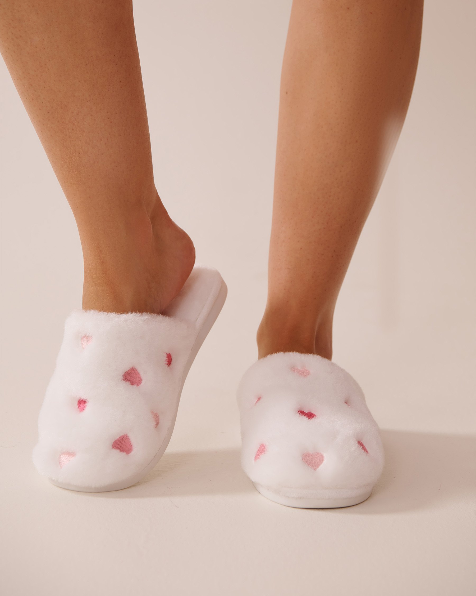 LA VIE EN ROSE Faux Wool Embroidered Slippers 01 Faux Wool Embroidered Slippers 02 Faux Wool Embroidered Slippers 03 White 40700372 - View1
