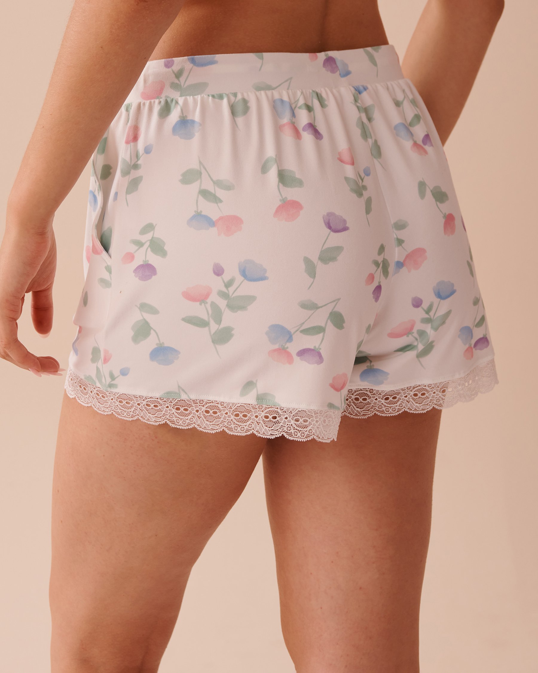 LA VIE EN ROSE Tulip Print Super Soft Shorts White/Pastel Tulips 40200671 - View2