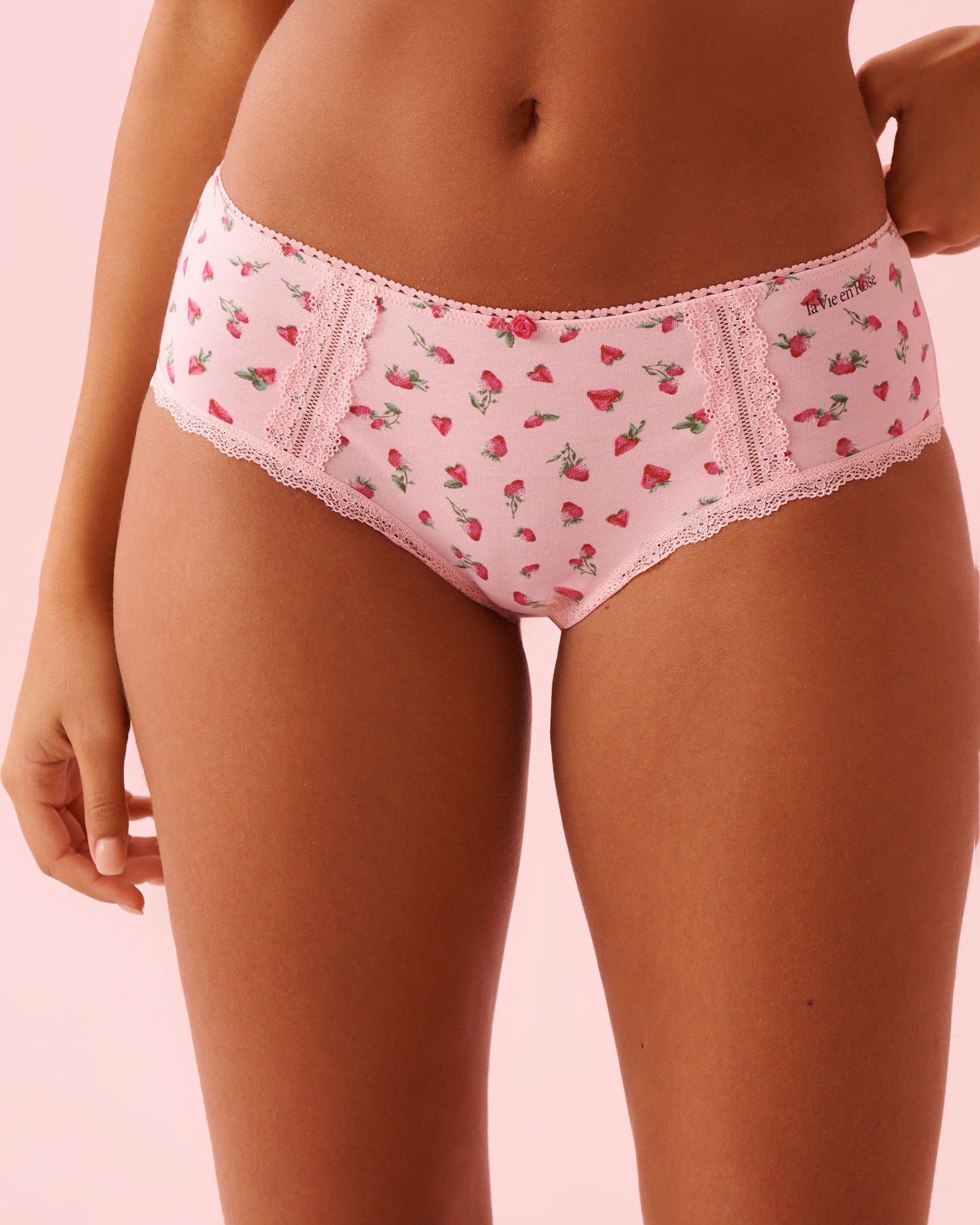 LA VIE EN ROSE Culotte aux hanches coton et détails de dentelle Rose/Fraises 20100700 - Voir1