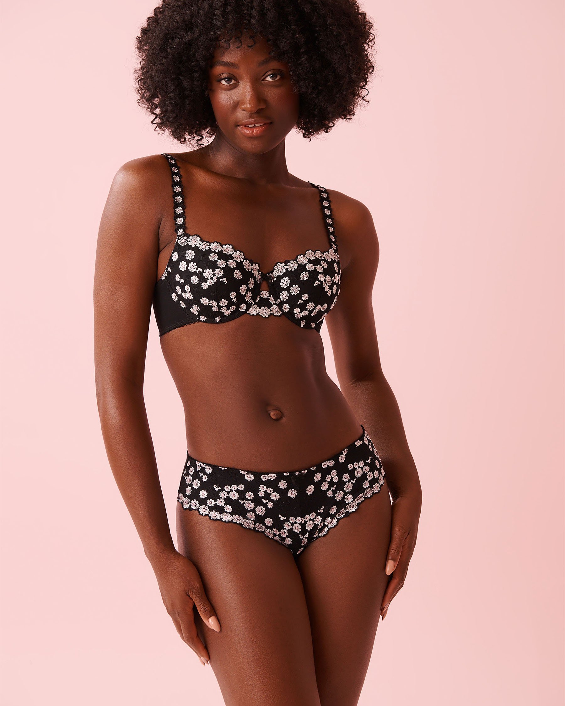 LA VIE EN ROSE Culotte cheeky en résille brodée avec jarretelles Noir/Marguerites 20300482 - View7