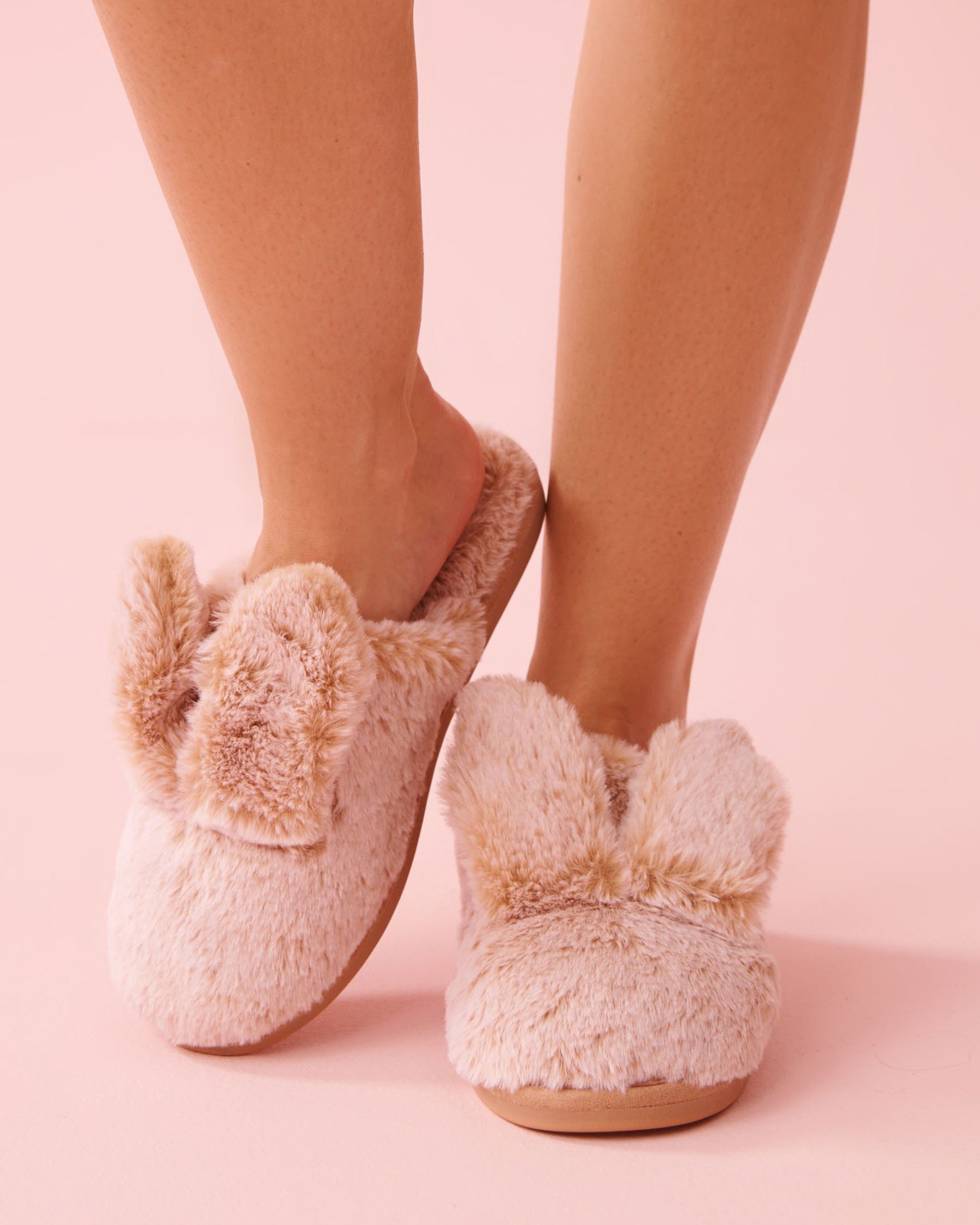 LA VIE EN ROSE Pantoufles lapin en peluche douce Brun clair 40700453 - Voir1