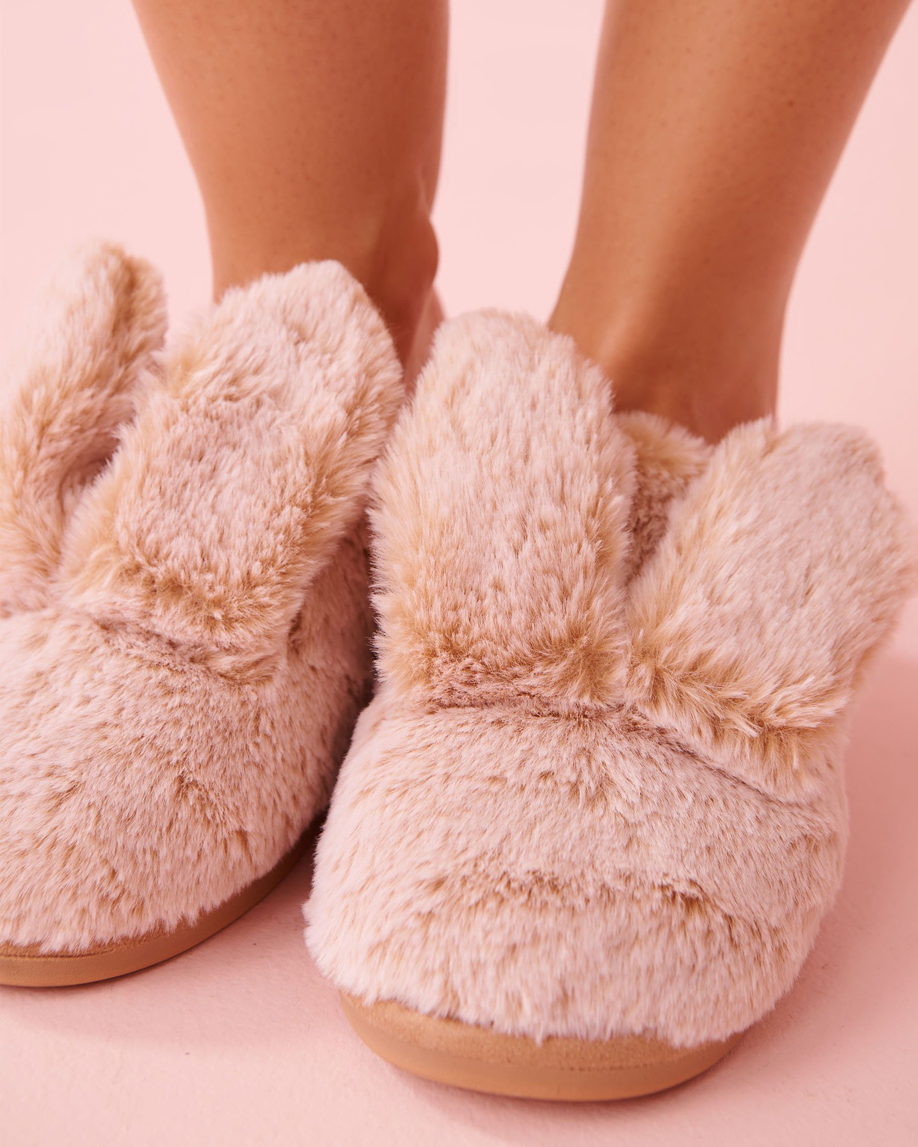 LA VIE EN ROSE Pantoufles lapin en peluche douce Brun clair 40700453 - Voir3