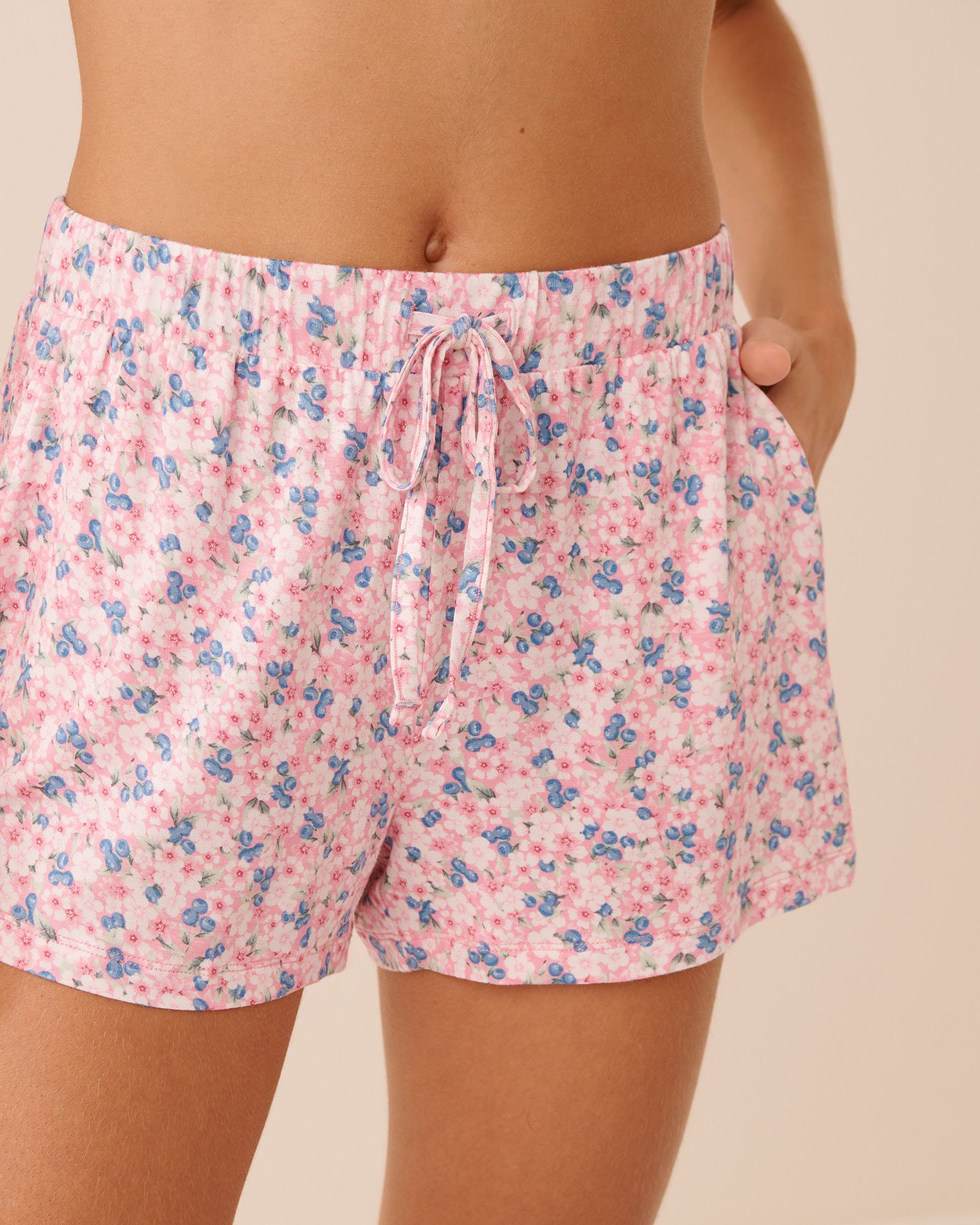 LA VIE EN ROSE Short de pyjama en jersey doux imprimé fleurs et baies Fleurs roses/Bleuets 60200182 - Voir1
