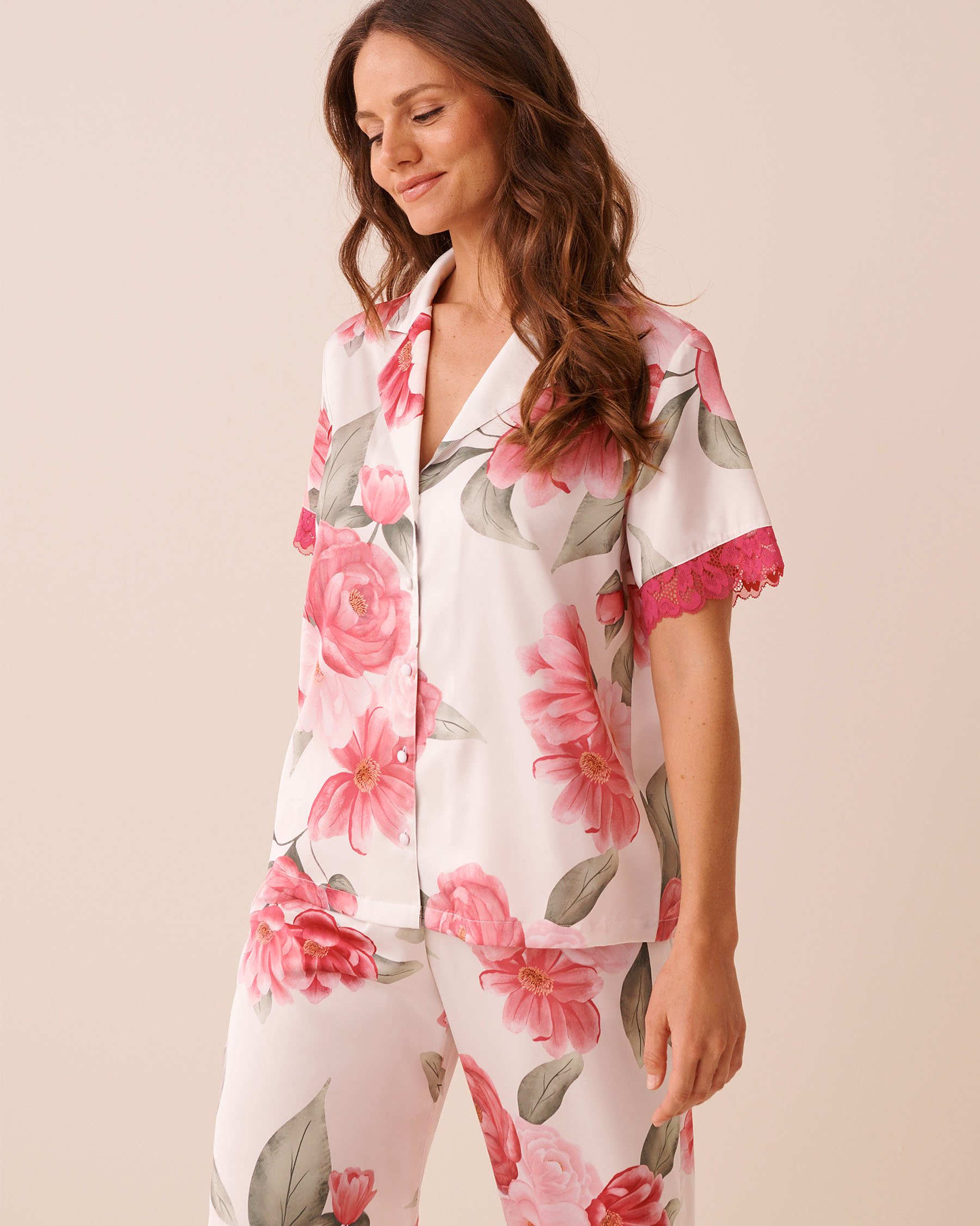 LA VIE EN ROSE Chemisier manches courtes en satin bordure de dentelle imprimé camélia Blanc/Camélias 60100184 - View1