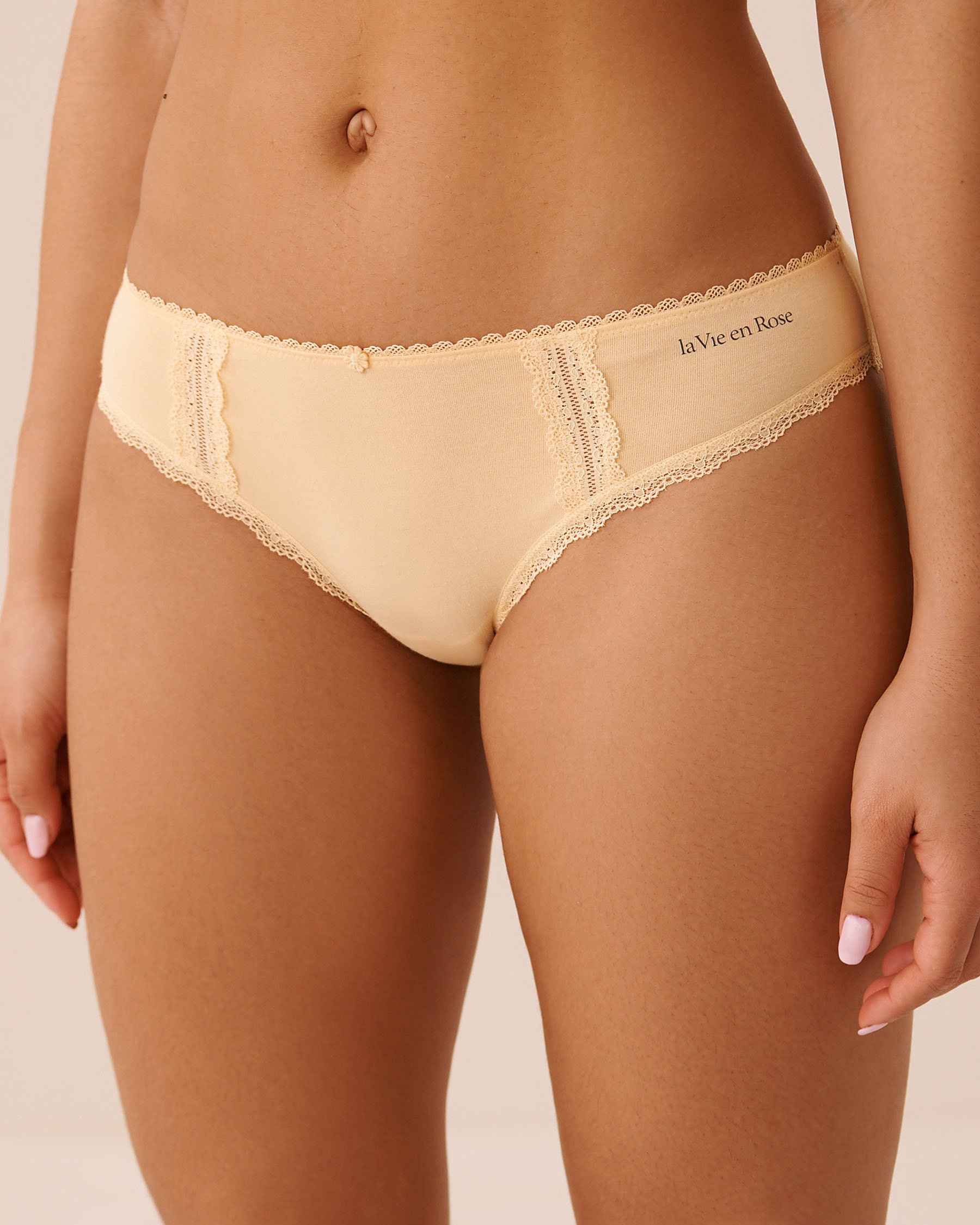 LA VIE EN ROSE Culotte bikini coton et détails de dentelle Jaune pâle 20100728 - Voir1