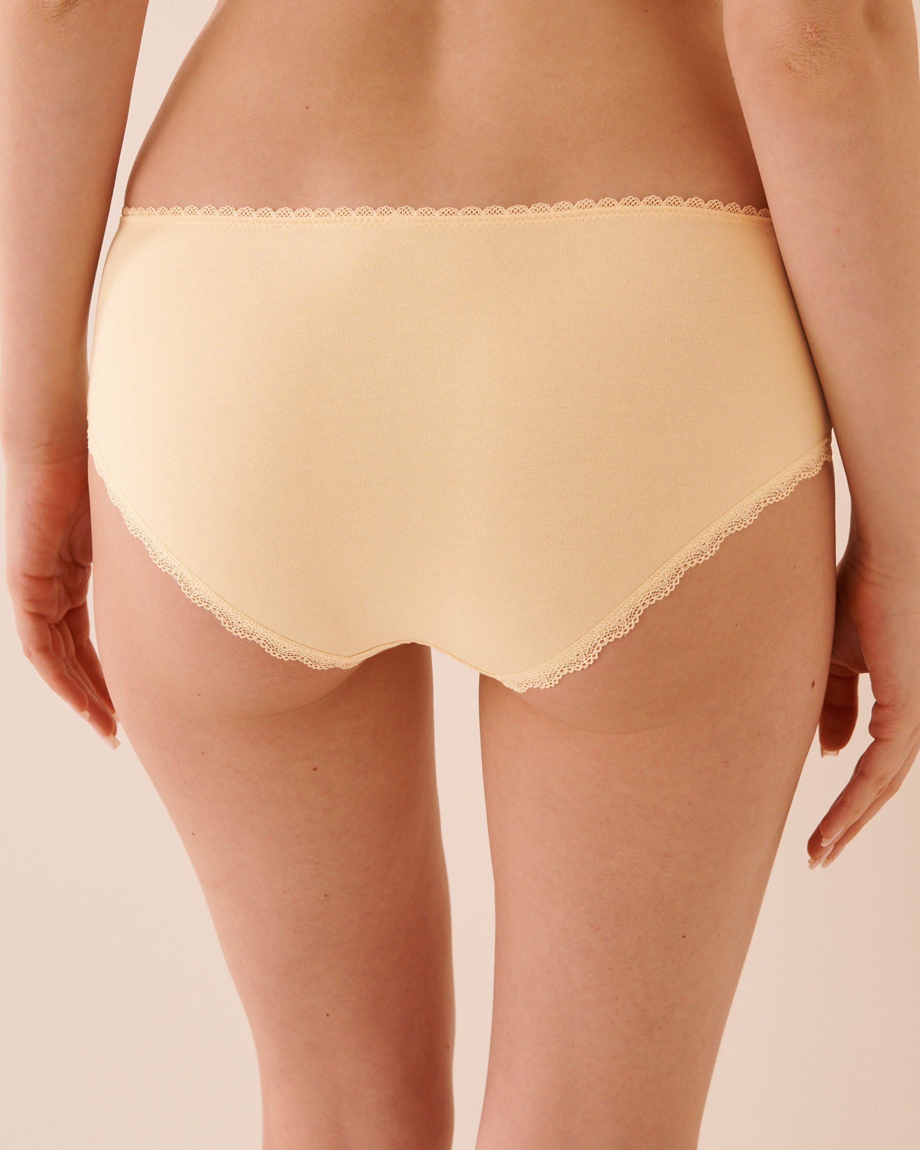 LA VIE EN ROSE Culotte aux hanches coton et détails de dentelle Jaune pâle 20100729 - Voir2