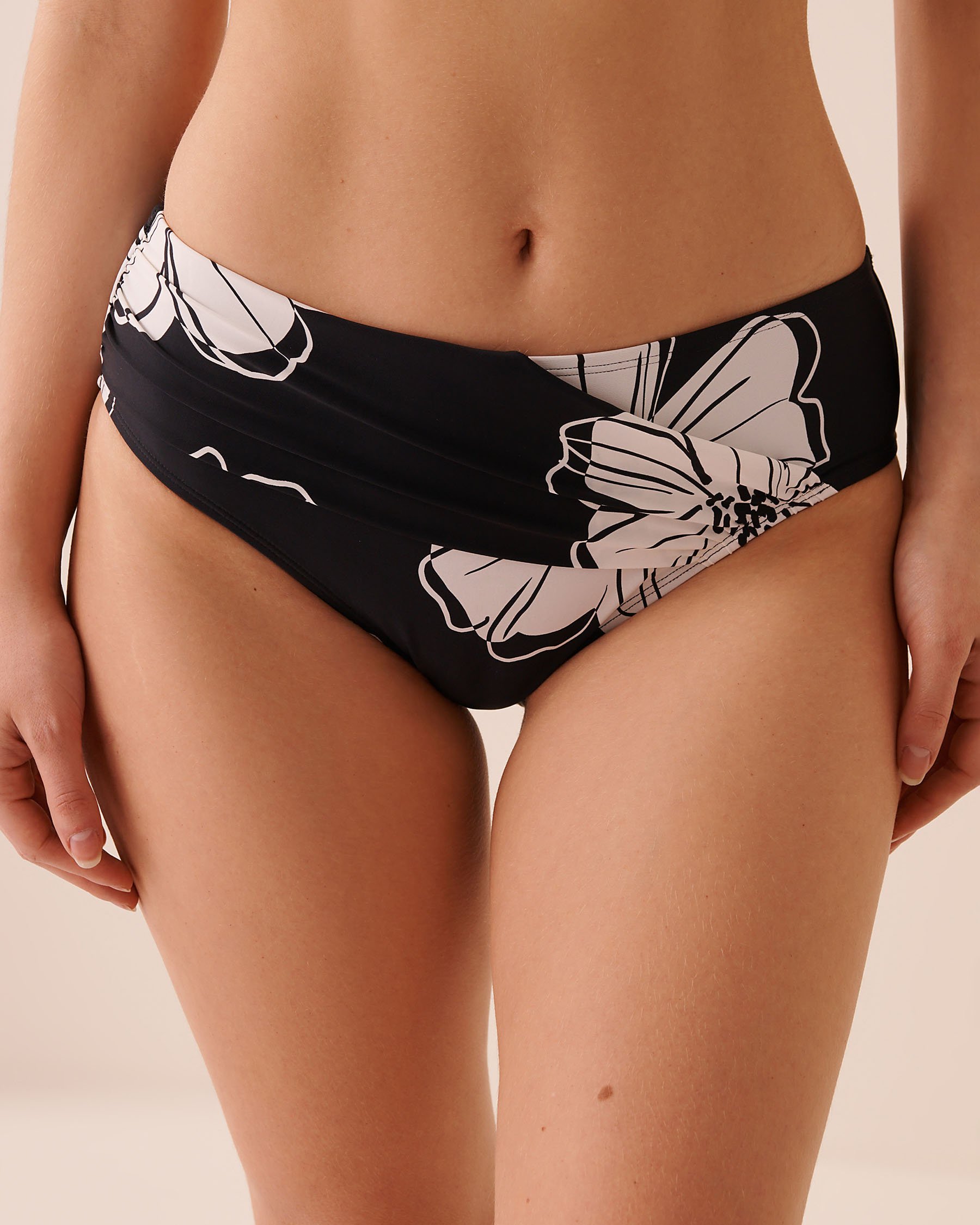 LA VIE EN ROSE AQUA Bas de bikini taille mi-haute BLACK HIBISCUS Hibiscus noir 70300900 - Voir1