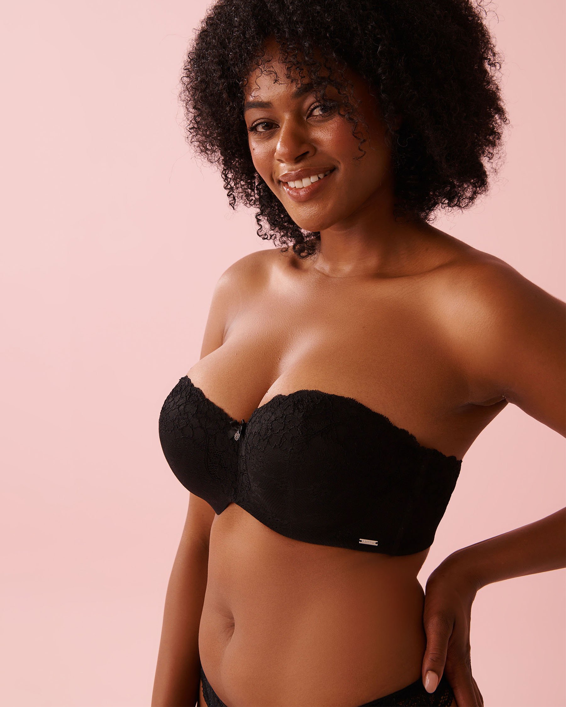 LA VIE EN ROSE Soutien-gorge doublure légère mousse mémoire sans bretelles convertible Dentelle noire 618-112-1-00 - Voir5