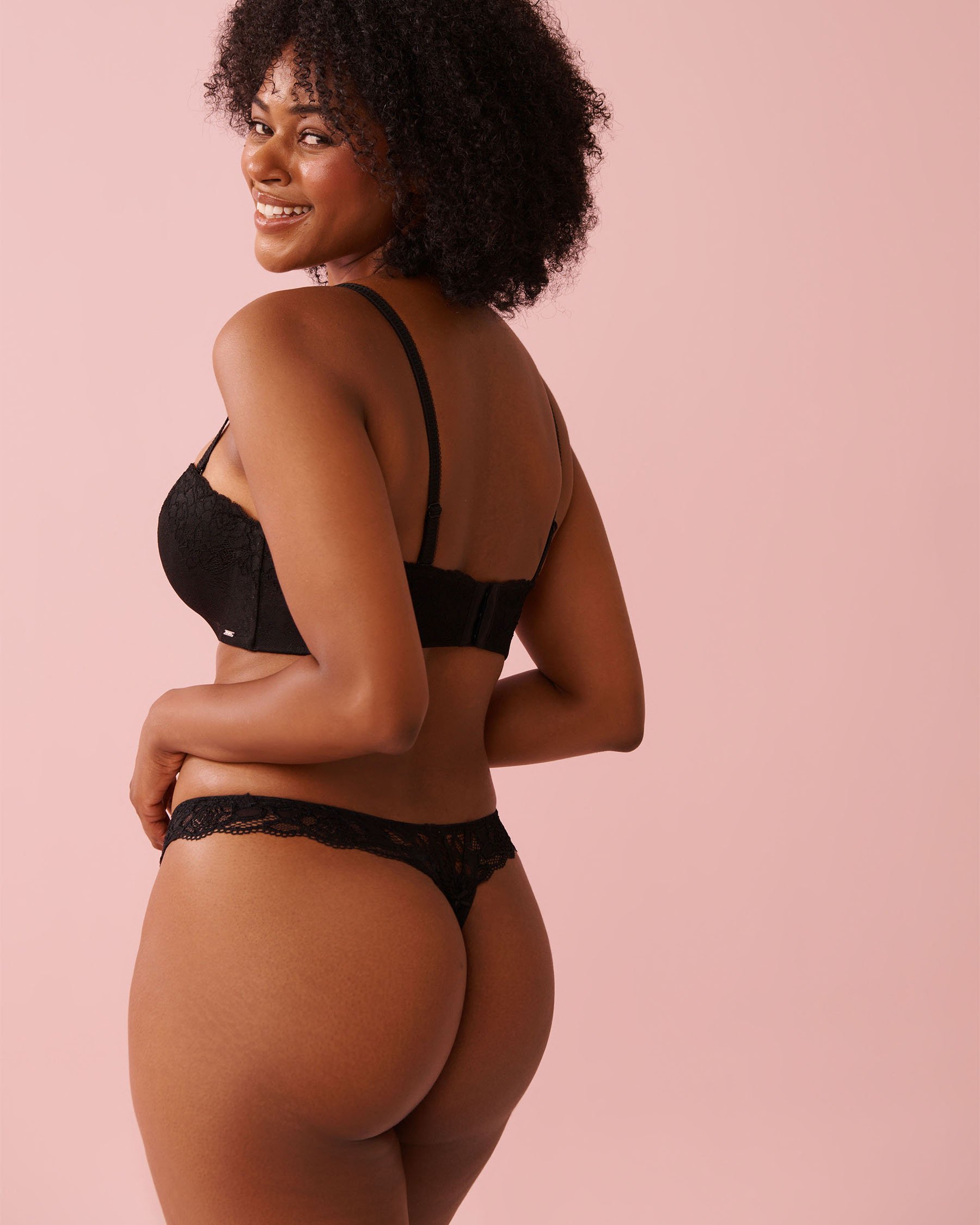 LA VIE EN ROSE Soutien-gorge doublure légère mousse mémoire sans bretelles convertible Dentelle noire 618-112-1-00 - Voir7