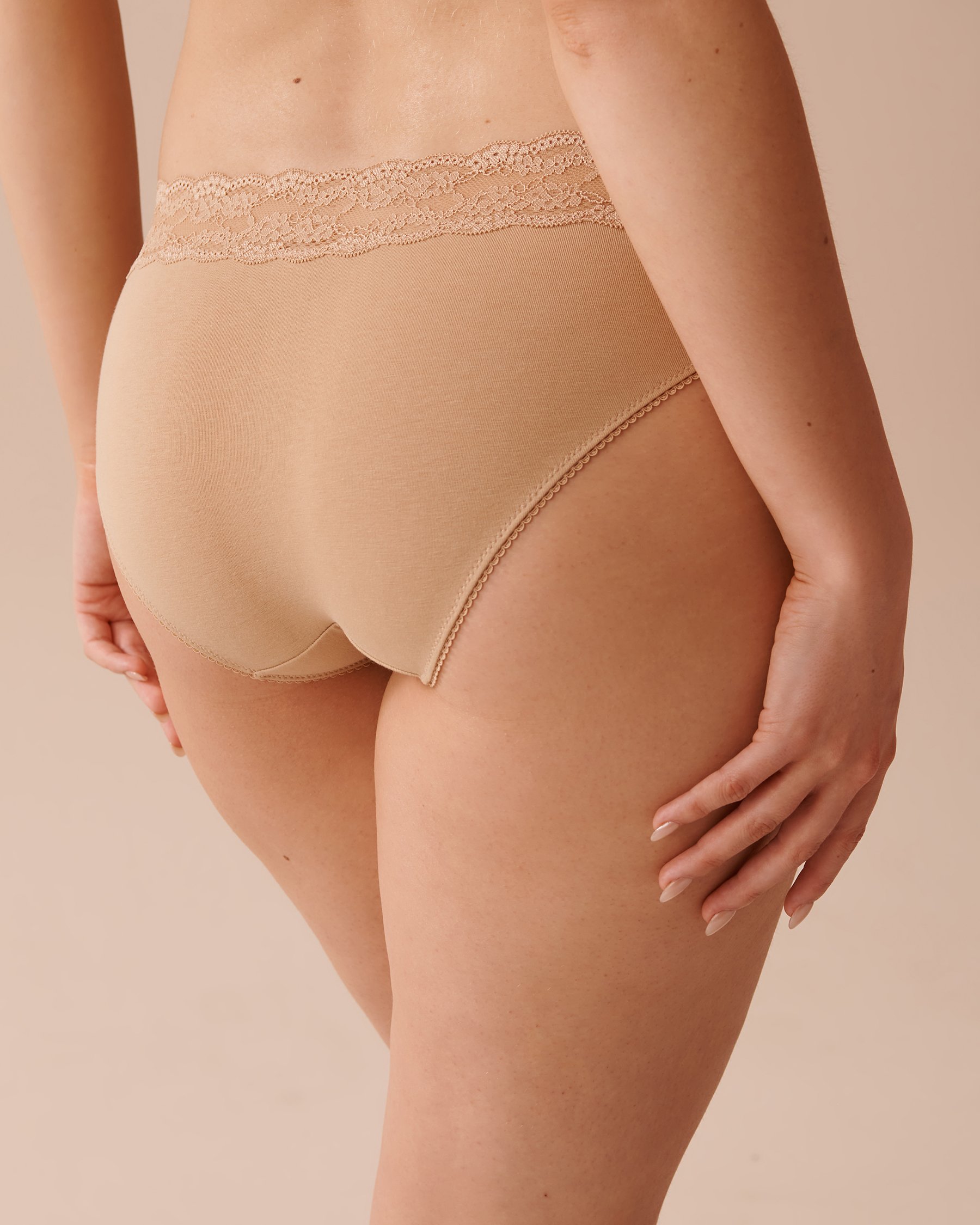 LA VIE EN ROSE Cotton and Lace Band Bikini Panty Latte 20100441 - View2