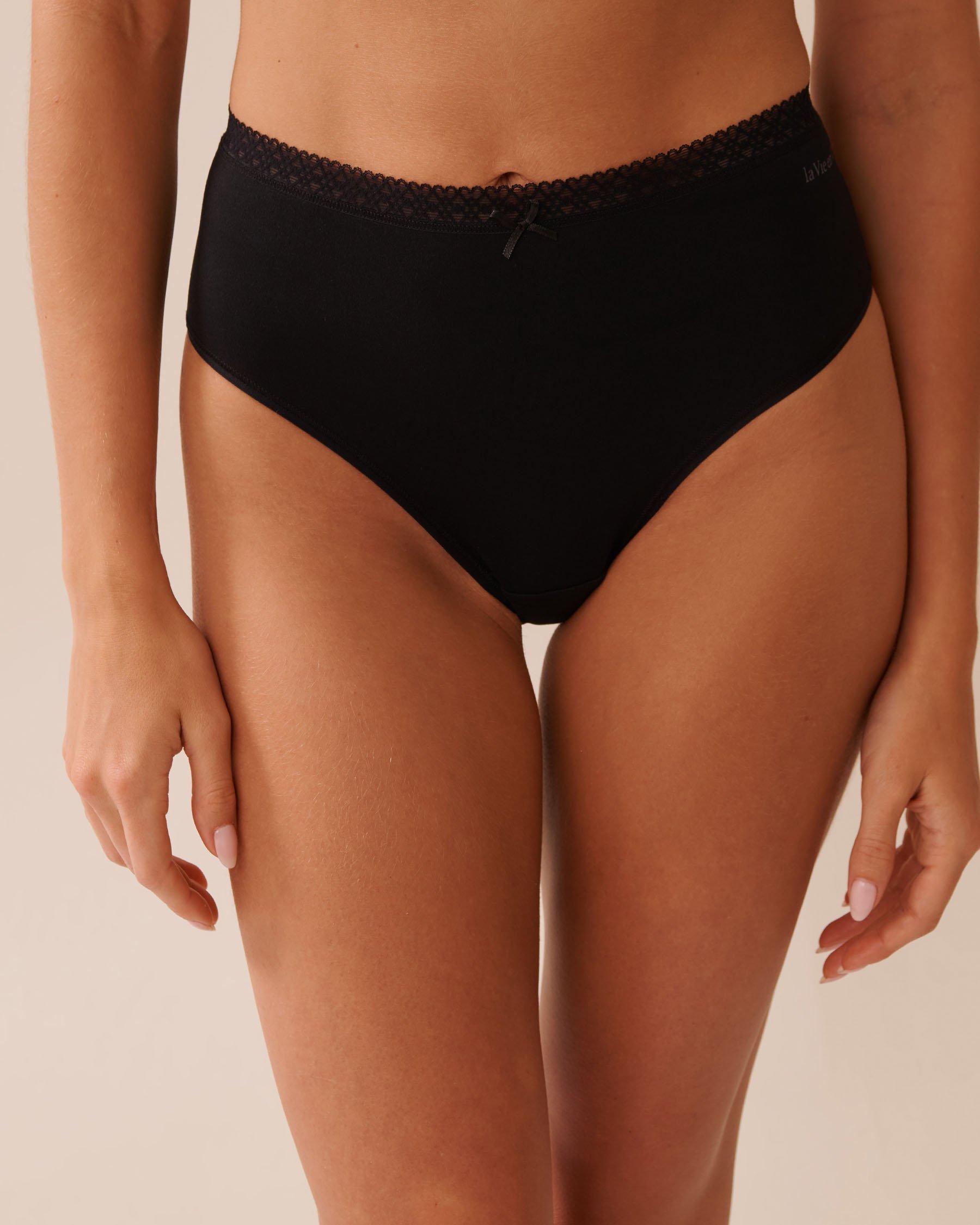 LA VIE EN ROSE Culotte bikini taille haute ultra douce bordure de dentelle Noir 20100247 - View1