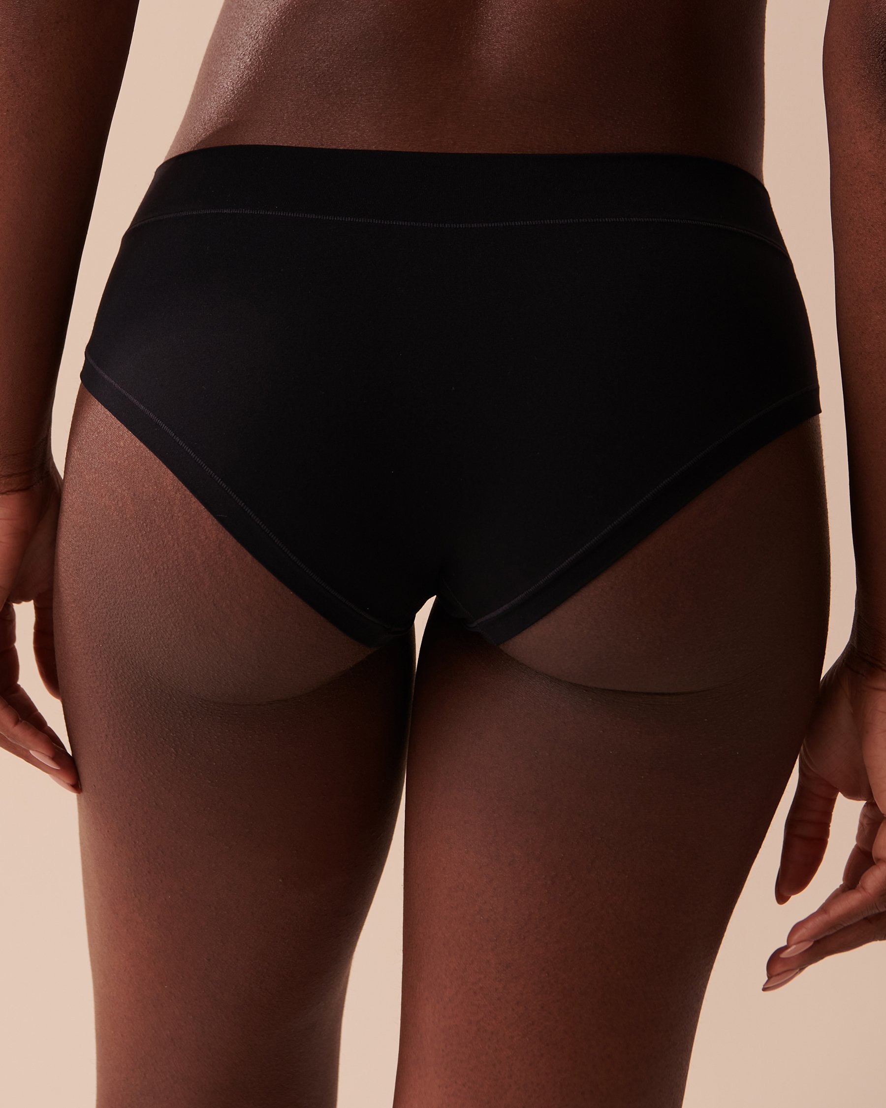 LA VIE EN ROSE Perfect Fit Hiphugger Panty Black 20200476 - View2