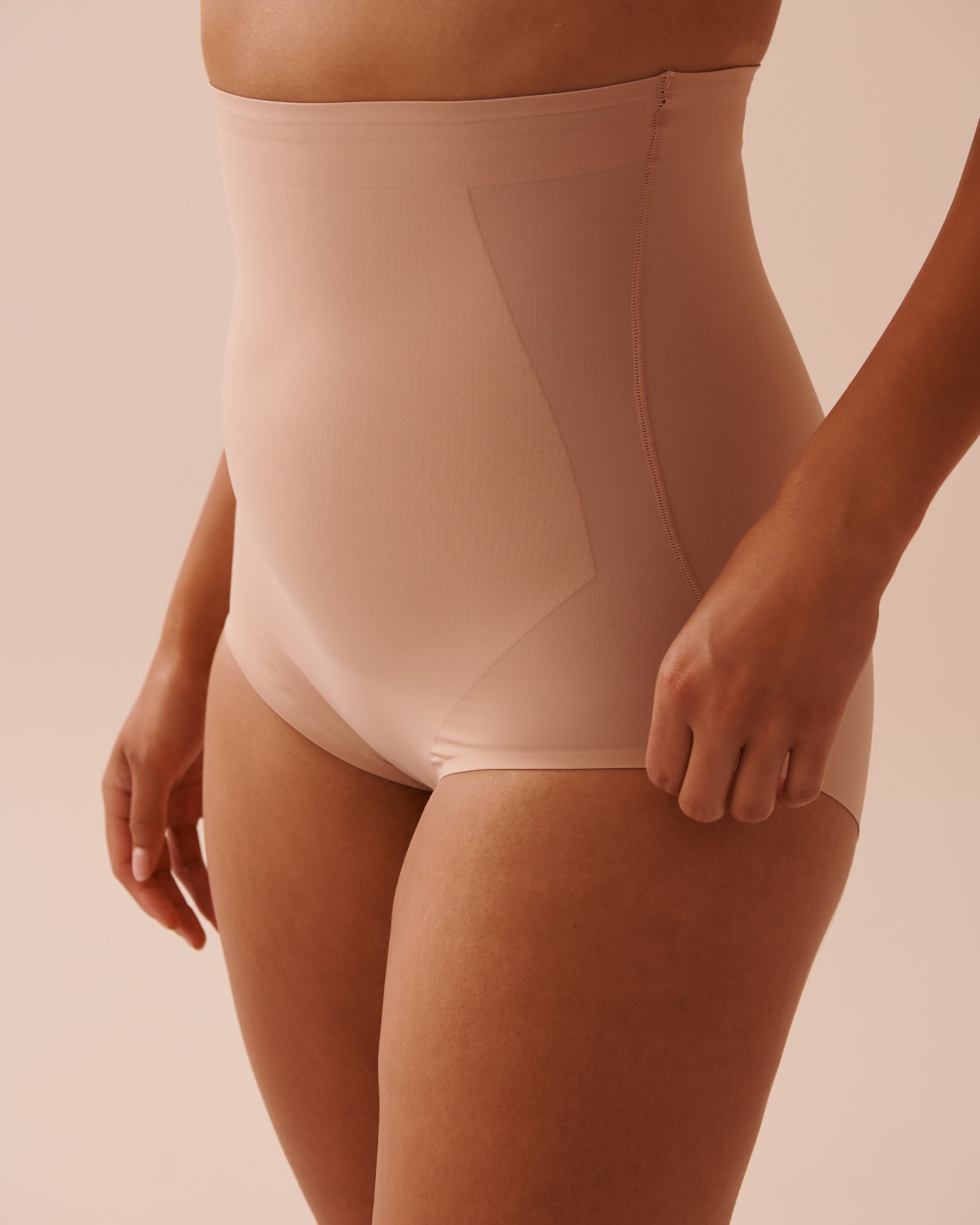 LA VIE EN ROSE Microfiber High Waist Shaping Bikini Panty Latte 30200009 - View2