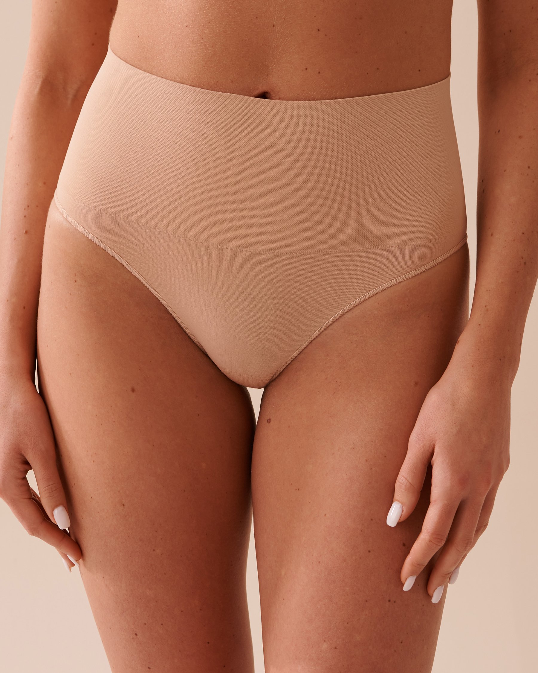 LA VIE EN ROSE Seamless Fabric High Waist Shaping Bikini Panty Latte 30200007 - View1