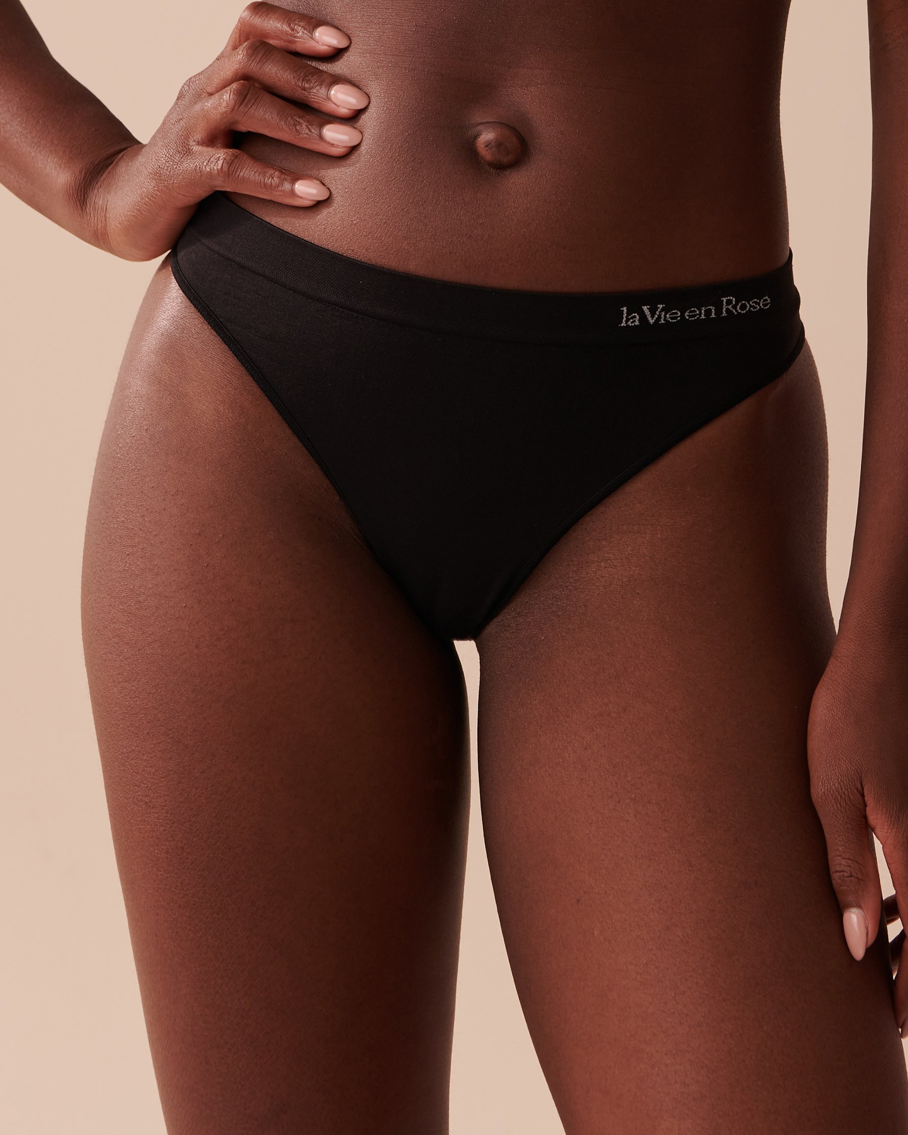 LA VIE EN ROSE Seamless Fabric Thong Panty Black 889-221-0-00 - View1