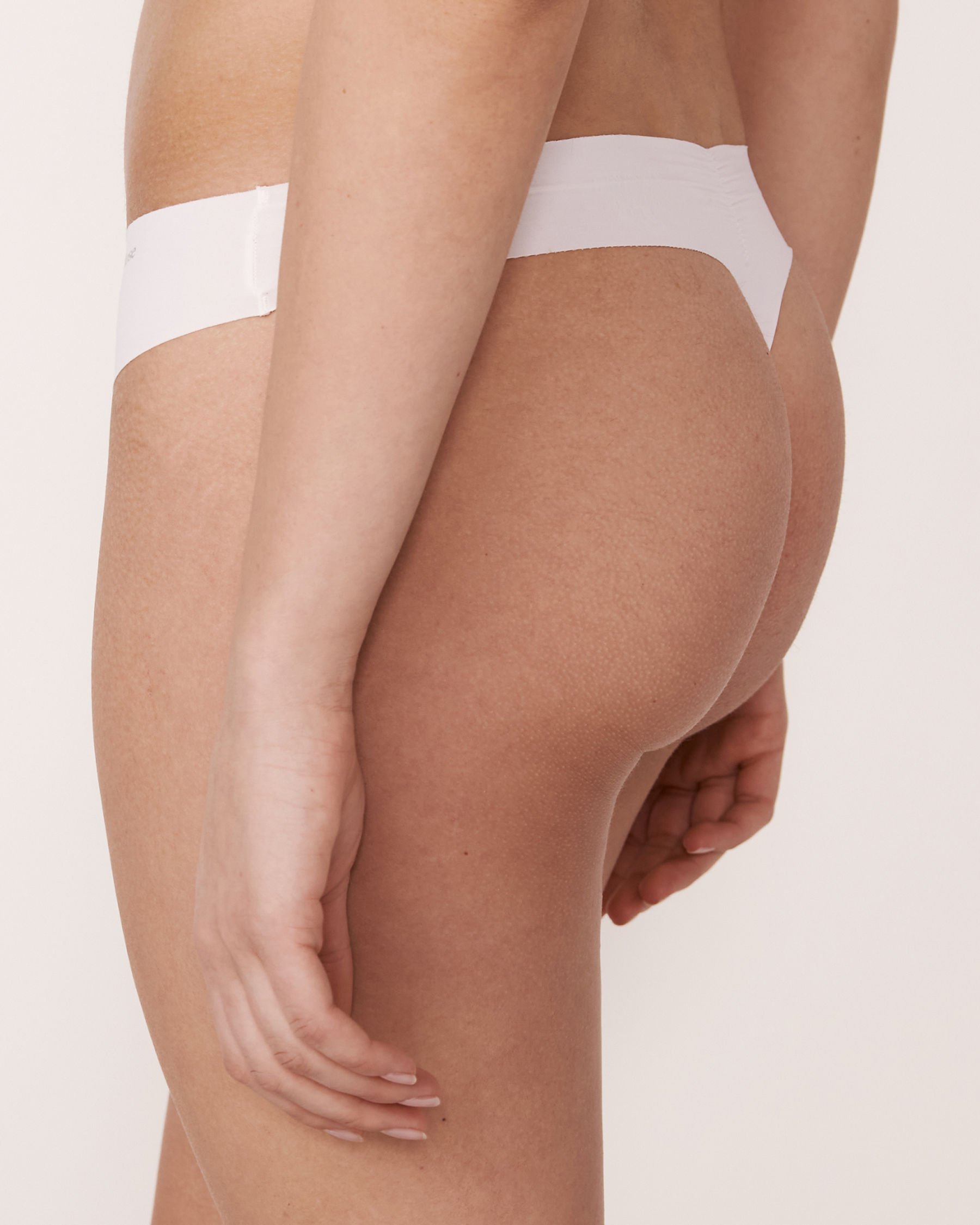 LA VIE EN ROSE Microfiber Invisible Thong Panty White 619-221-0-00 - View2