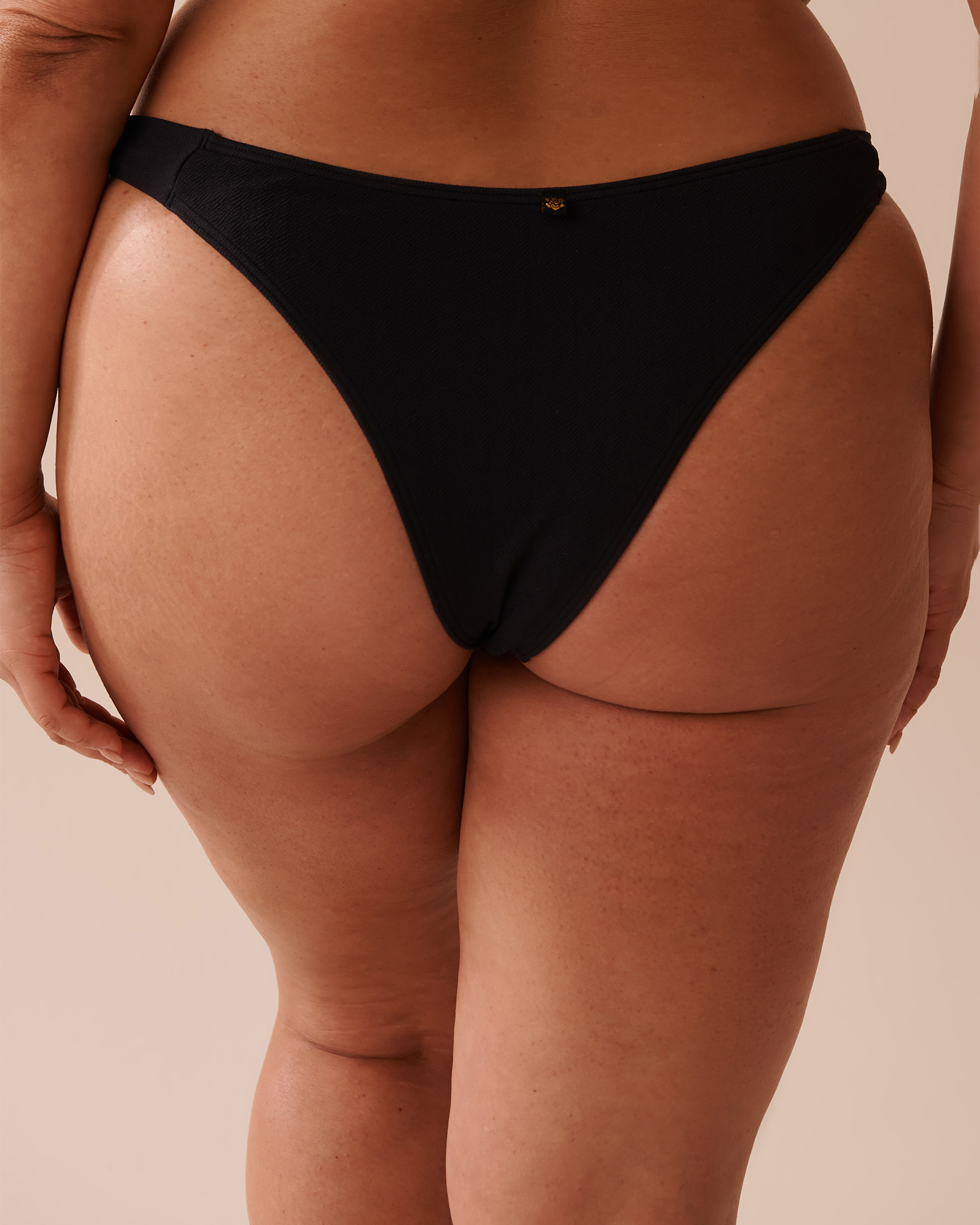 LA VIE EN ROSE AQUA SOLID Recycled Fibers Gathered Thong Bikini Bottom Black 70300588 - View2