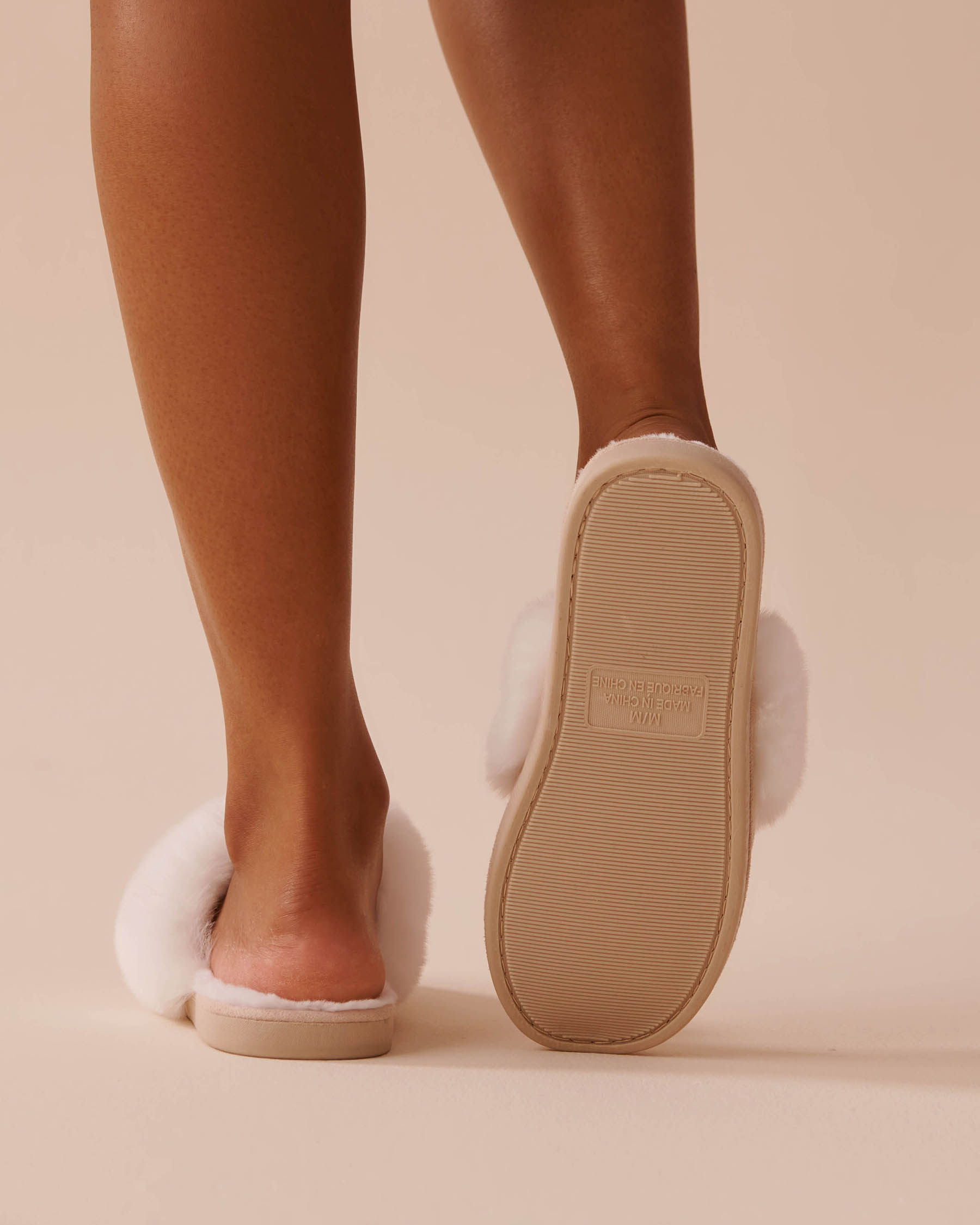 LA VIE EN ROSE Pantoufles mules en suède et fausse fourrure Beige 40700341 - View2