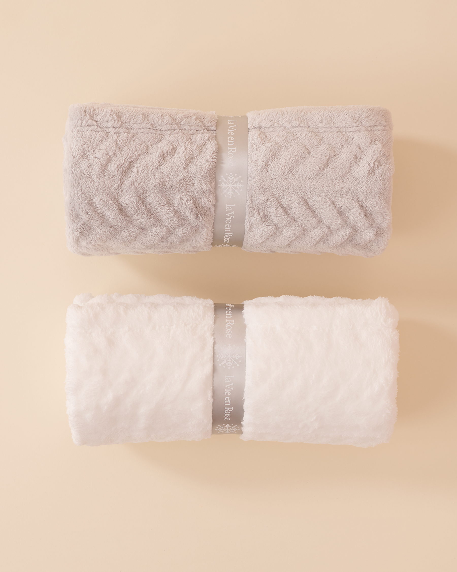 LA VIE EN ROSE Cable Effect Soft Plush Blanket Snow White 40700361 - View2