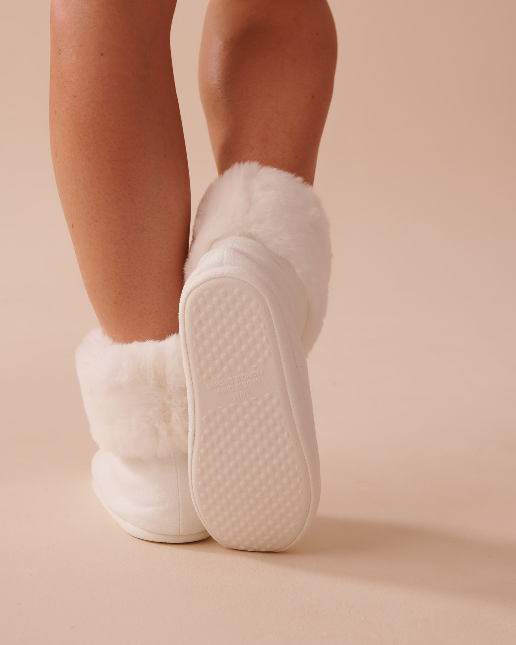 LA VIE EN ROSE Pantoufles bottines en faux suède et fausse fourrure Blanc neige 40700362 - View2