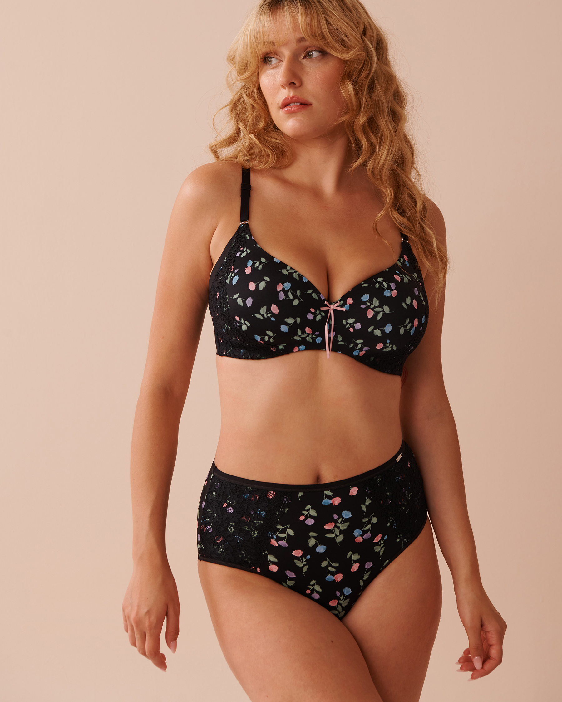 LA VIE EN ROSE Lightly Lined Wireless Sleek Back Bra Black/Pastel Tulips 10200456 - View1