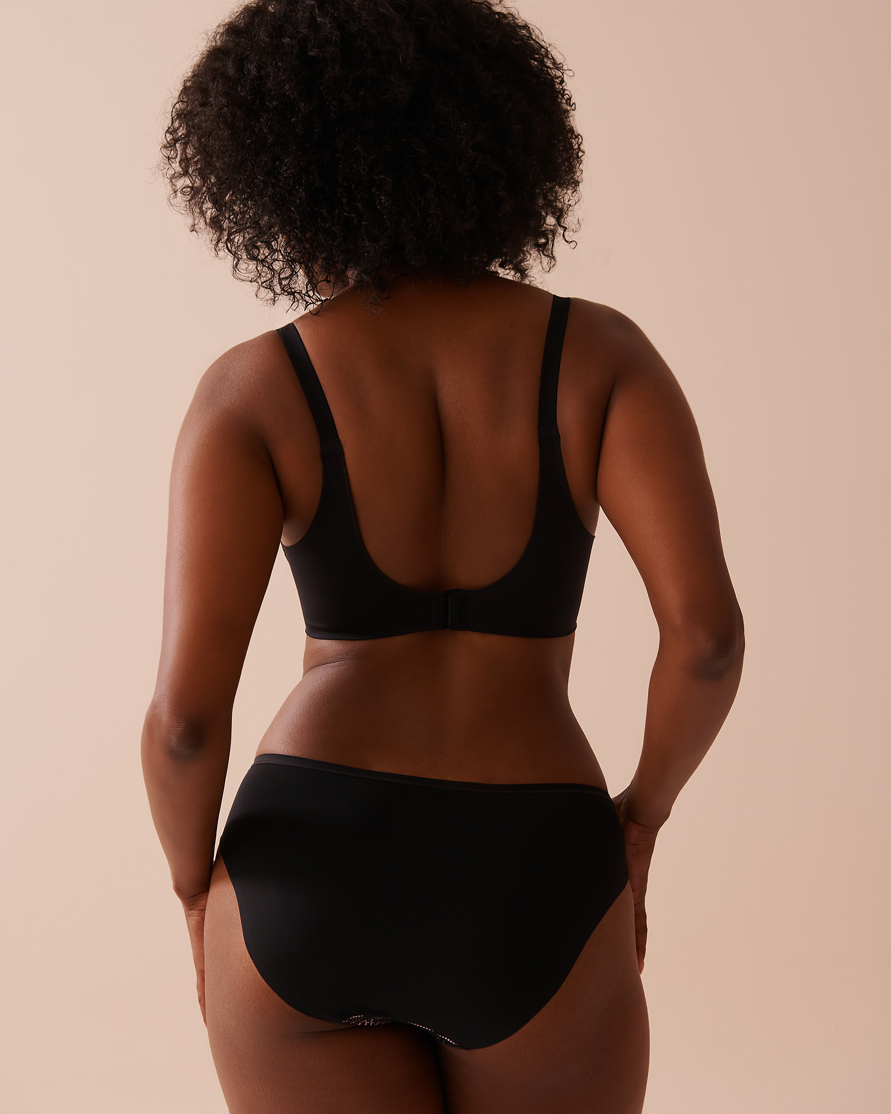 LA VIE EN ROSE Lightly Lined Sleek Back Bra Black 10200461 - View2