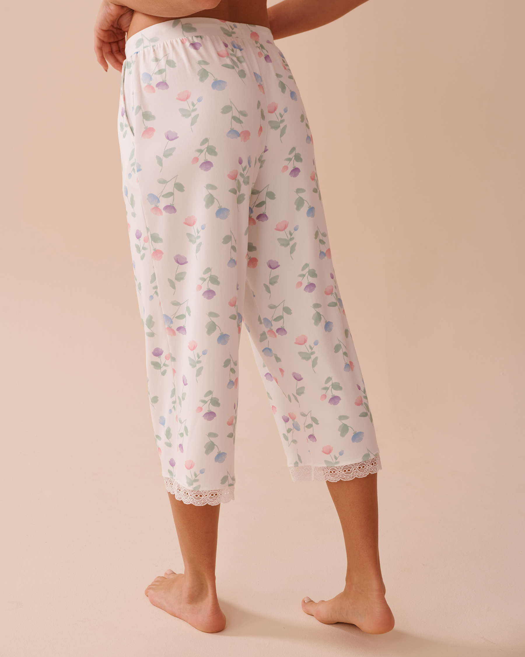 LA VIE EN ROSE Tulip Print Super Soft Capris White/Pastel Tulips 40200673 - View2