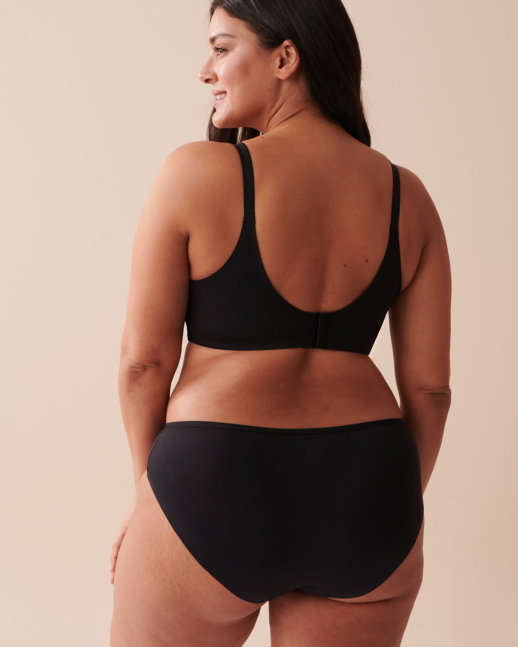 LA VIE EN ROSE Lightly Lined Wireless Sleek Back Bra Black 169-113-2-00 - View2