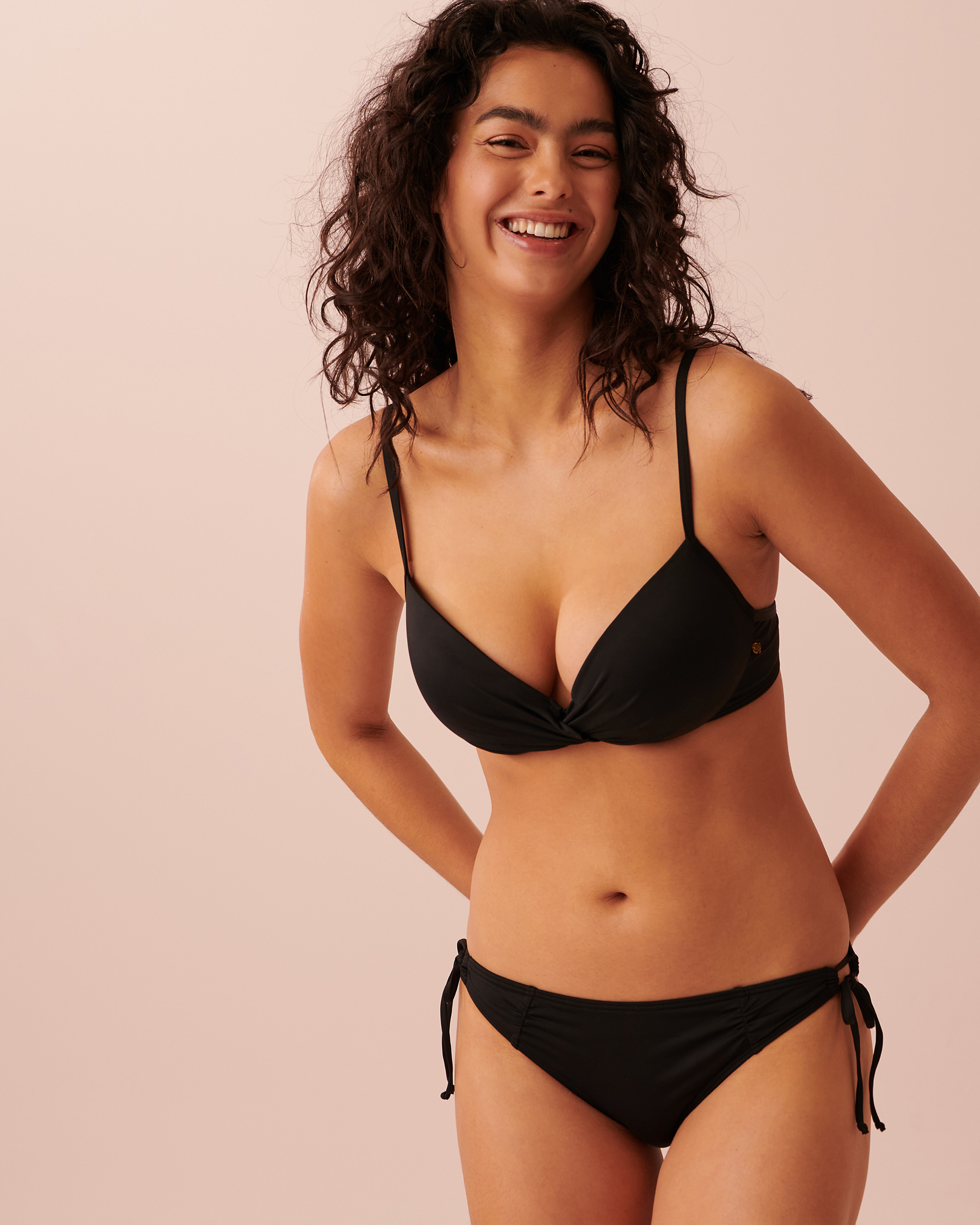 LA VIE EN ROSE AQUA SOLID Push-up Bikini Top Black 70100450 - View1