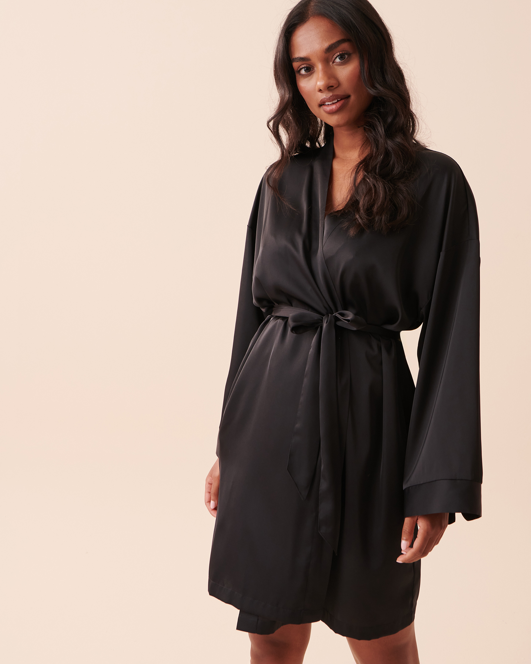 LA VIE EN ROSE Satin Kimono Black 60600066 - View1