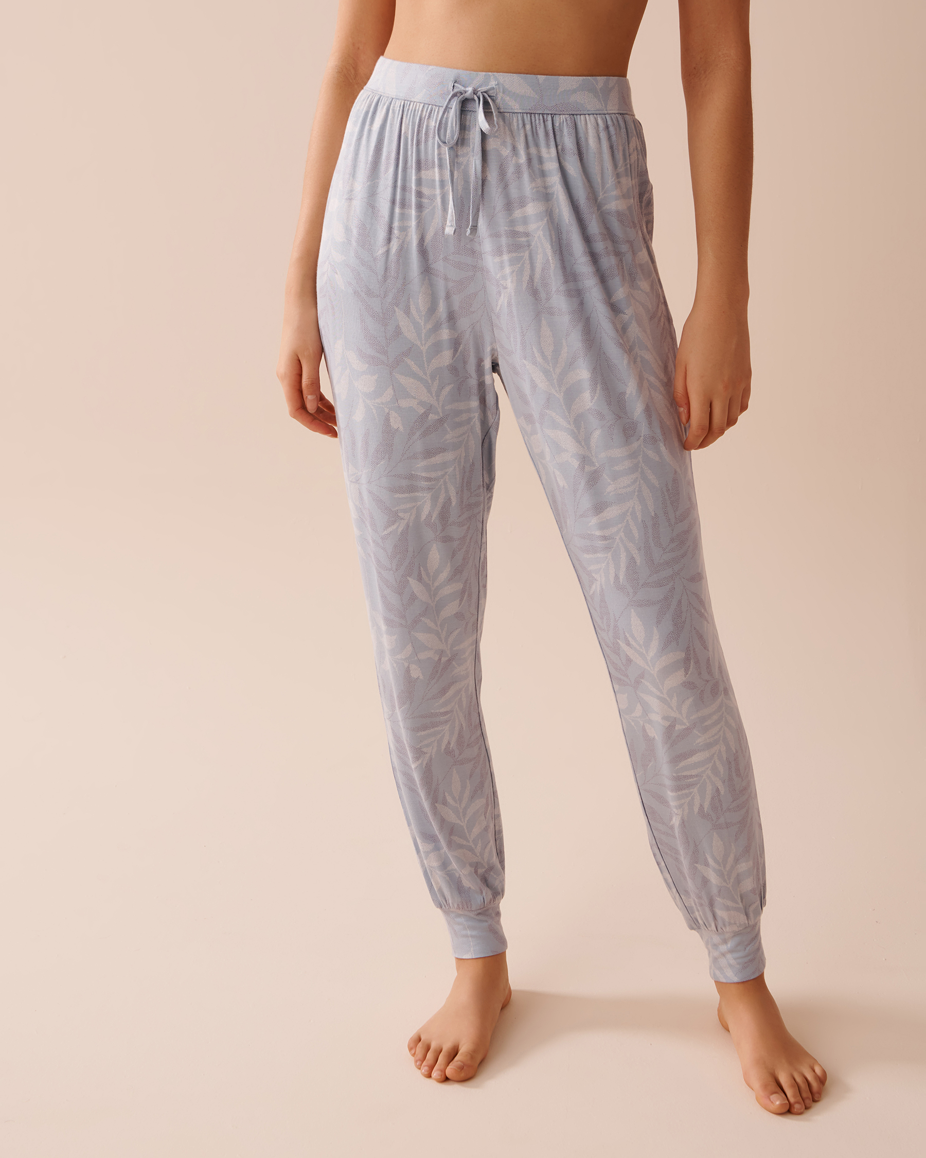 LA VIE EN ROSE Pantalon de pyjama jogger en jersey doux Feuilles bleues claires 40200562 - View1