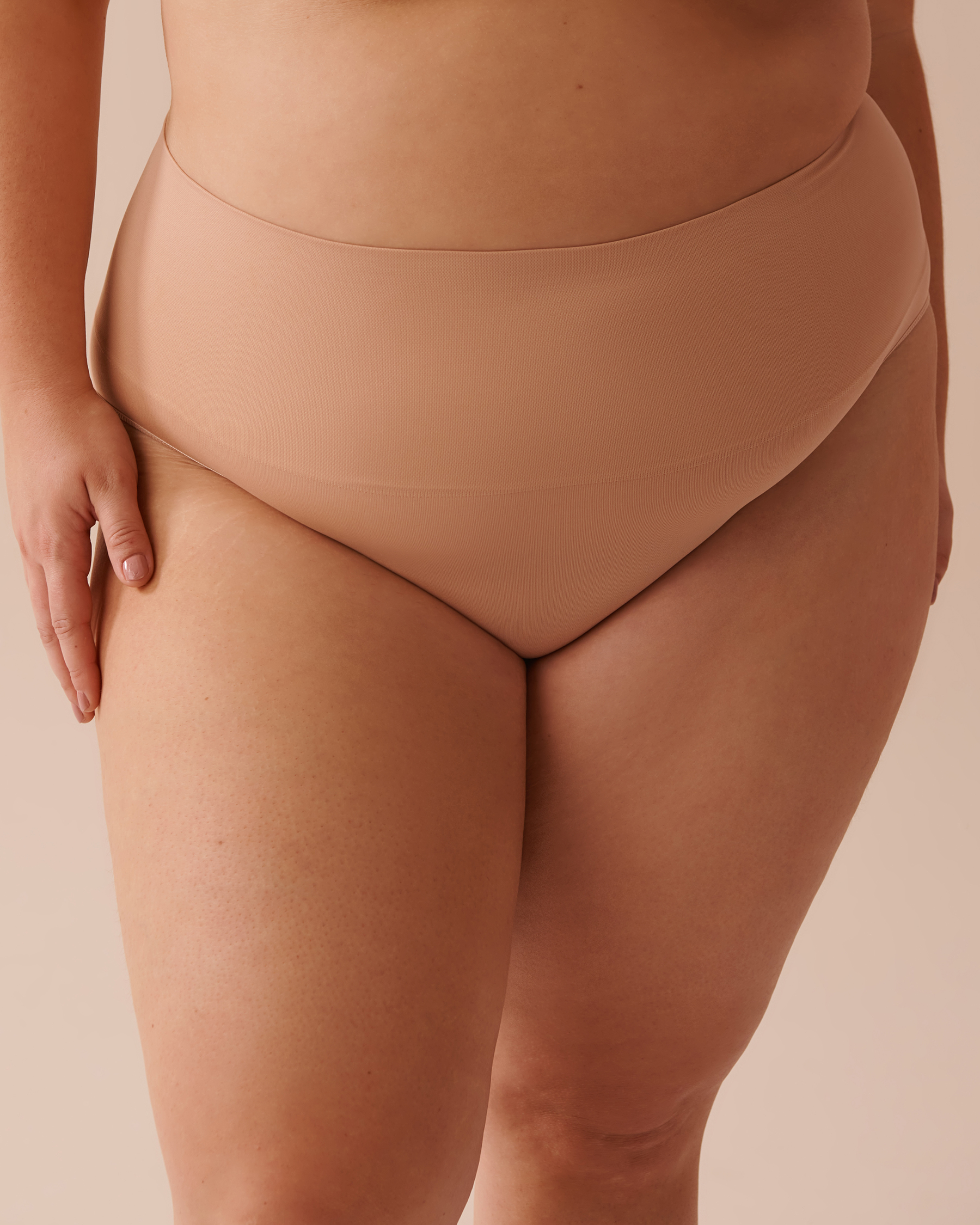 LA VIE EN ROSE Culotte bikini de maintien taille haute en tissu sans coutures Latte 30200007 - View1